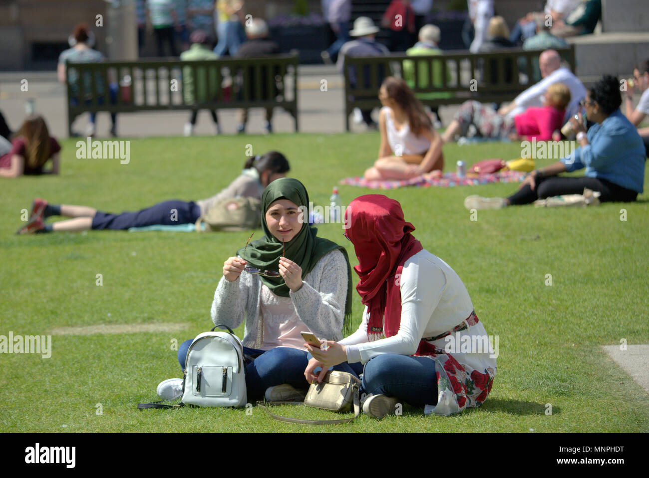 Glasgow, Scotland, UK 19th May.UK Weather: Sunny weather over the city brought the locals and tourists into the streets for taps aff weather.  As the royal wedding was ignored by early revelers who hit the sun in the central administrative hub of George Square. Gerard Ferry/Alamy news Stock Photo