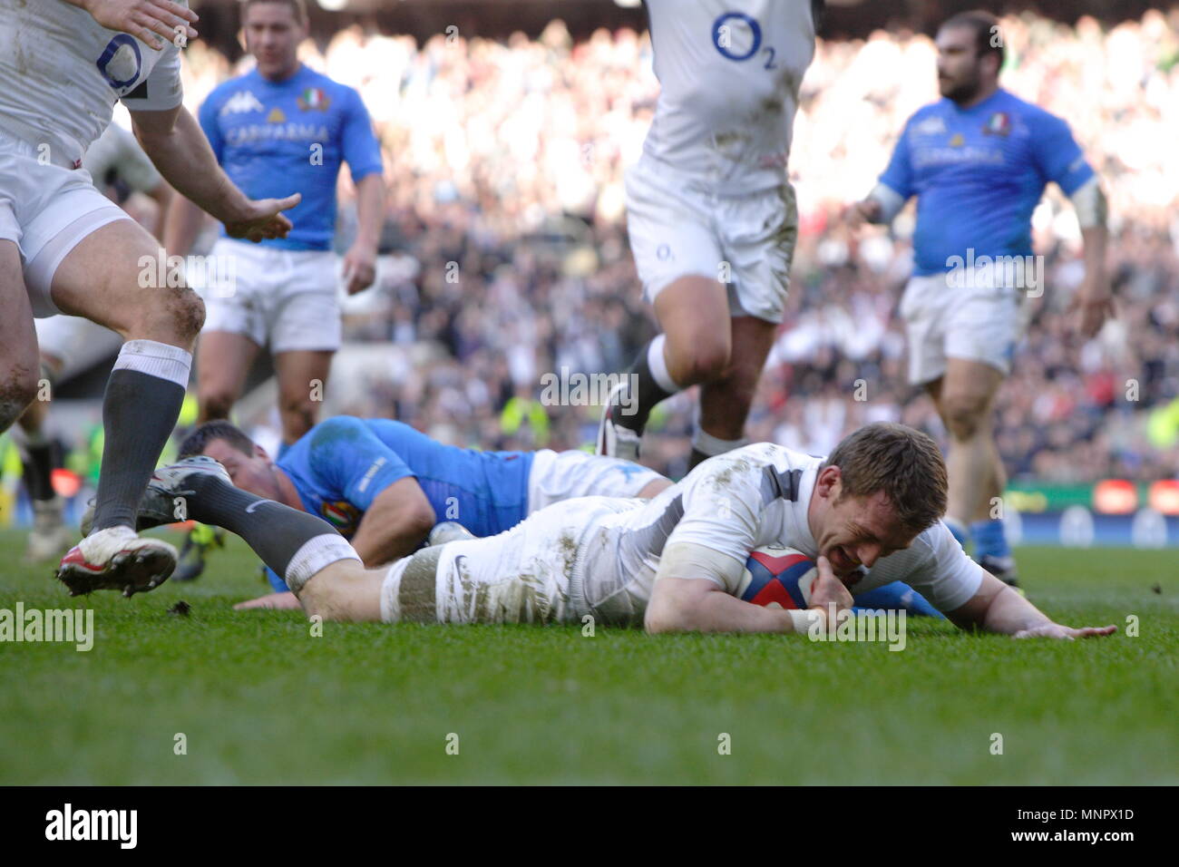 Mark Cueto of England scores a try during the England vs. Italy RBS 6 Nations Championship International Rugby 2011, played at Twickenham Stadium in London, England, UK Stock Photo