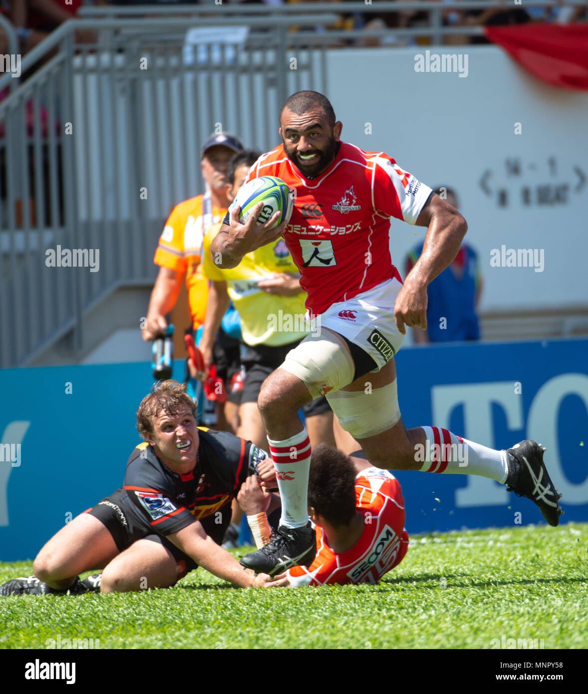 HONG KONG,HONG KONG SAR,CHINA. May 19th 2018. Left flanker, Michael Leitch runs with the ball.Japanese team Sunwolves win 26-23 over South Africa's St Stock Photo