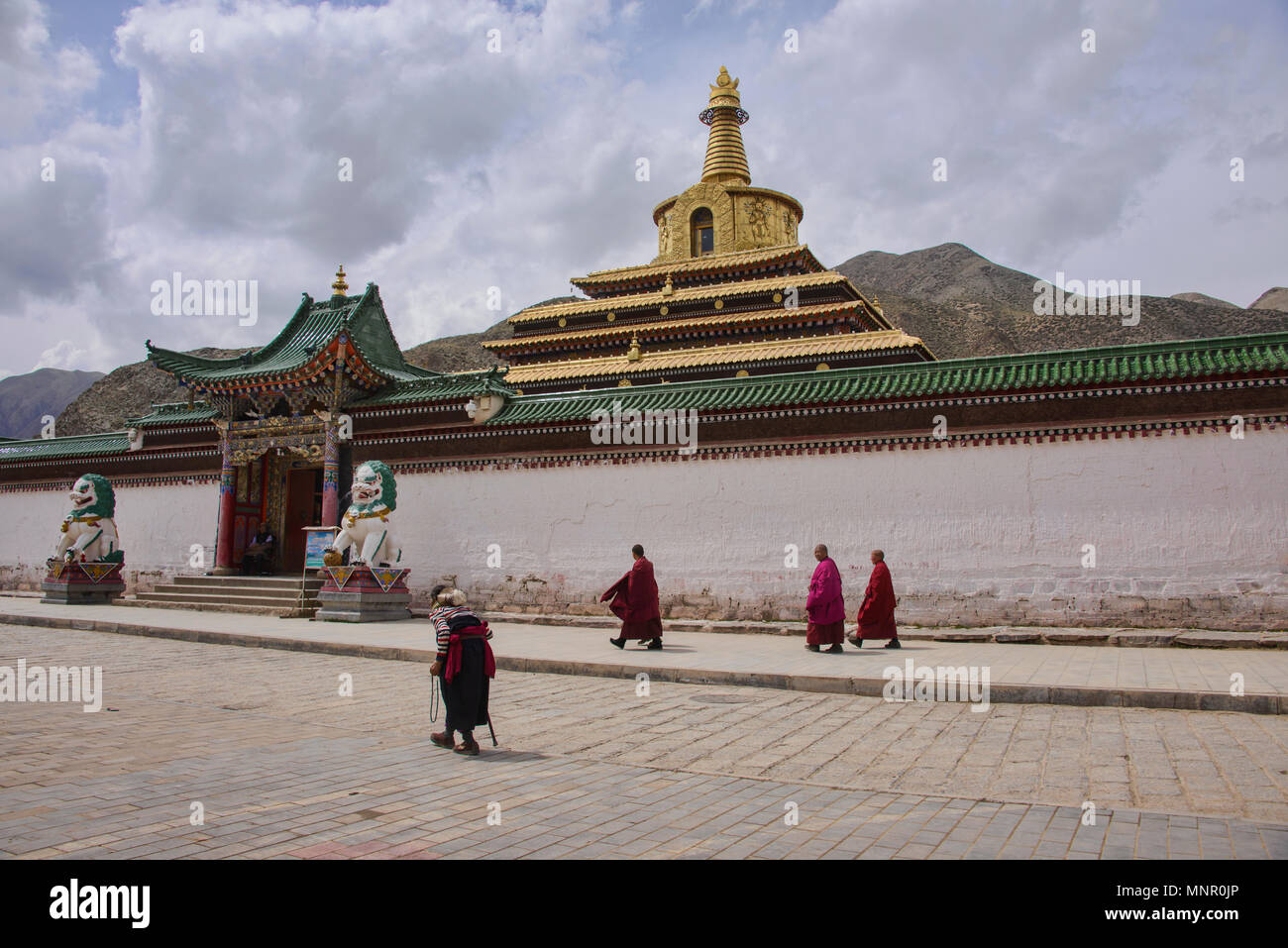 Tibetan pilgrims doing kora, Labrang Monastery, Xiahe, Gansu, China Stock Photo
