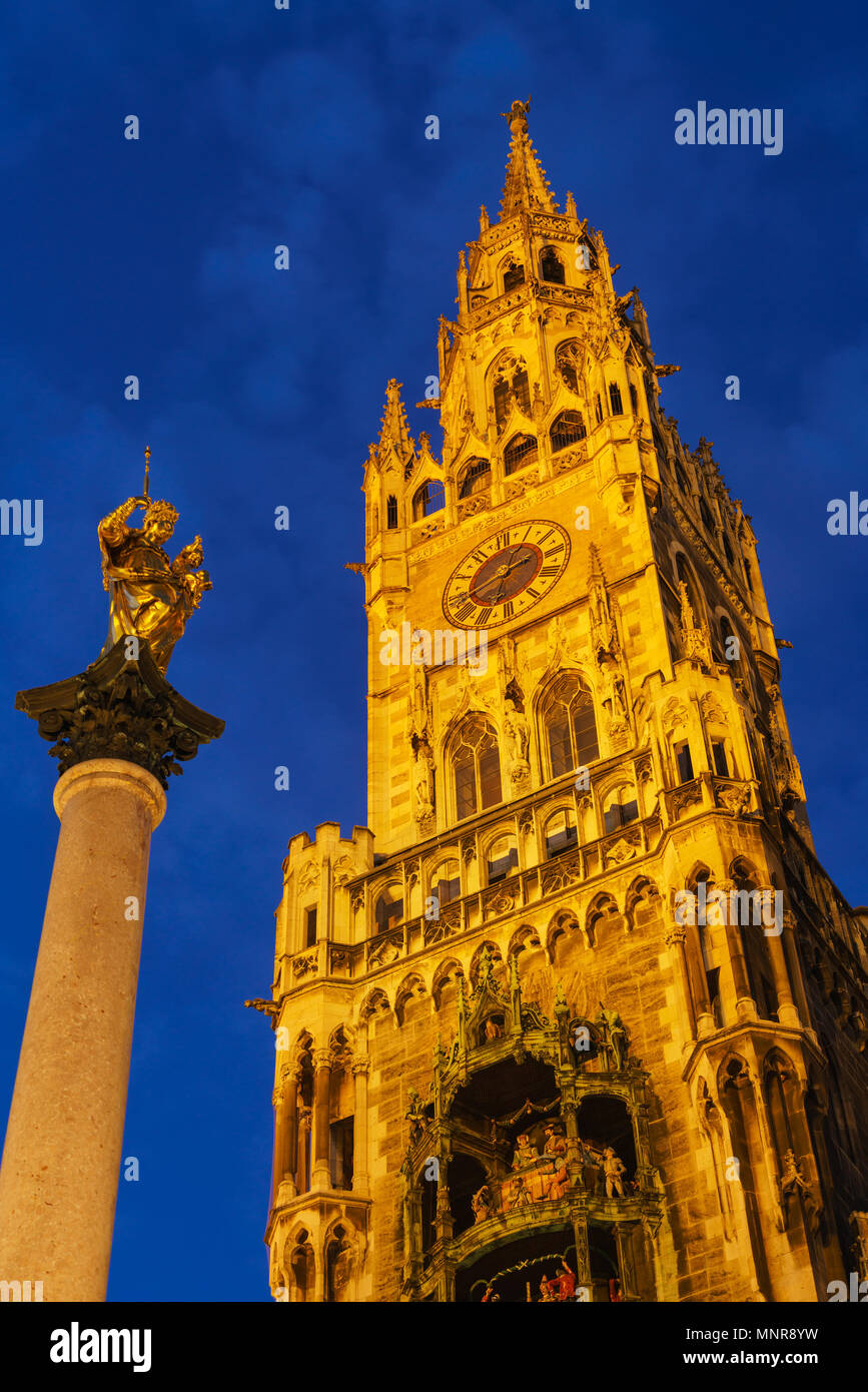 Night view of New Town Hall (Neues Rathaus) on Marienplatz and golden ...