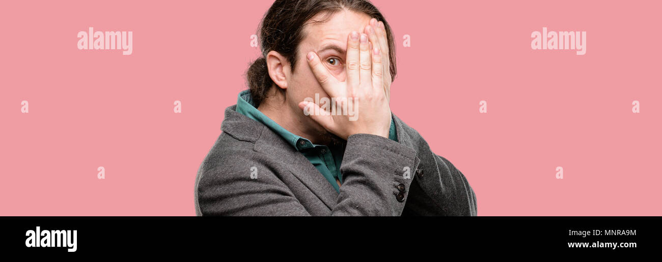 Боязливый человек. Мужчина боится. Задумчивый парень. Стеснительный парень. Неуверенный в себе человек.