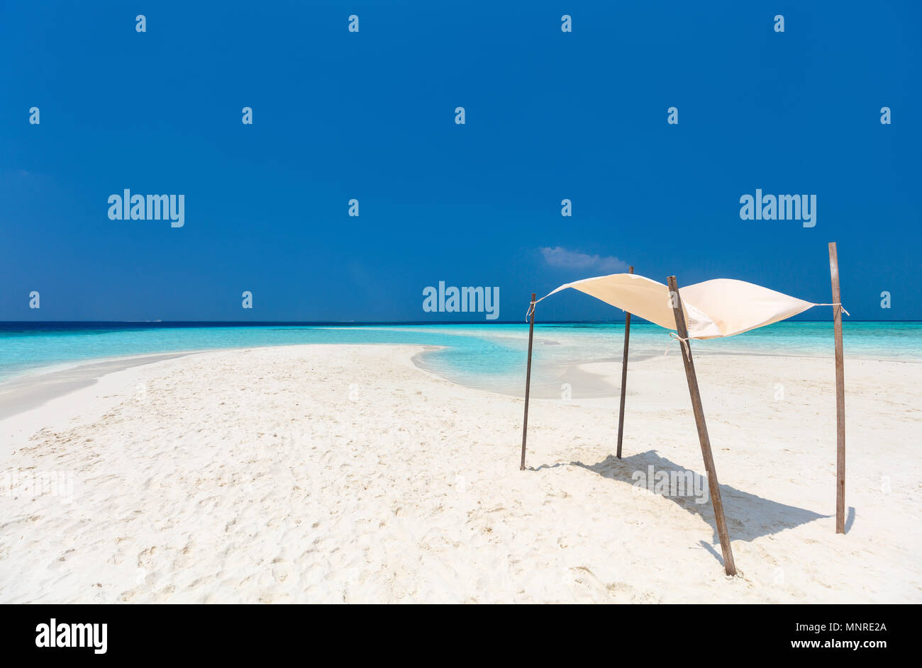 Perfect white sand beach and turquoise tropical ocean Stock Photo Alamy