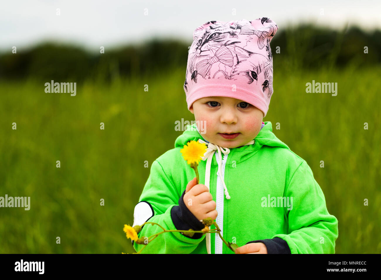 Little girl with a bouquet of wild flowers Stock Photo - Alamy
