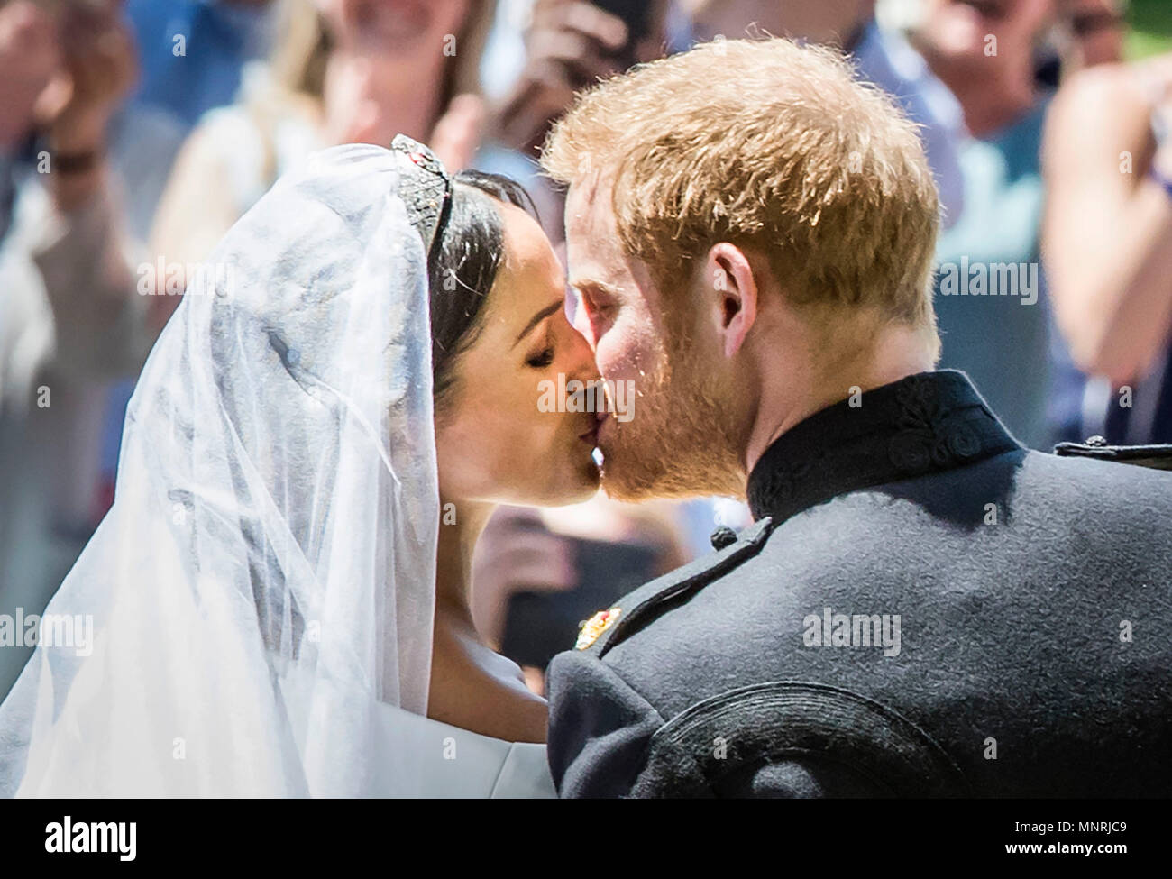 Meghan Markle and Prince Harry kiss on the steps of St George's Chapel at  Windsor Castle following their wedding Stock Photo - Alamy