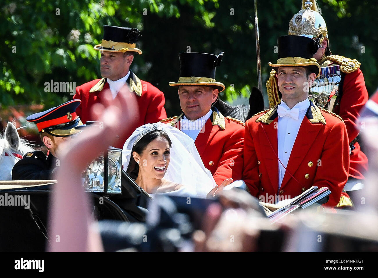 Prince Harry and Meghan Markle wave to crowds on the Long Walk after ...