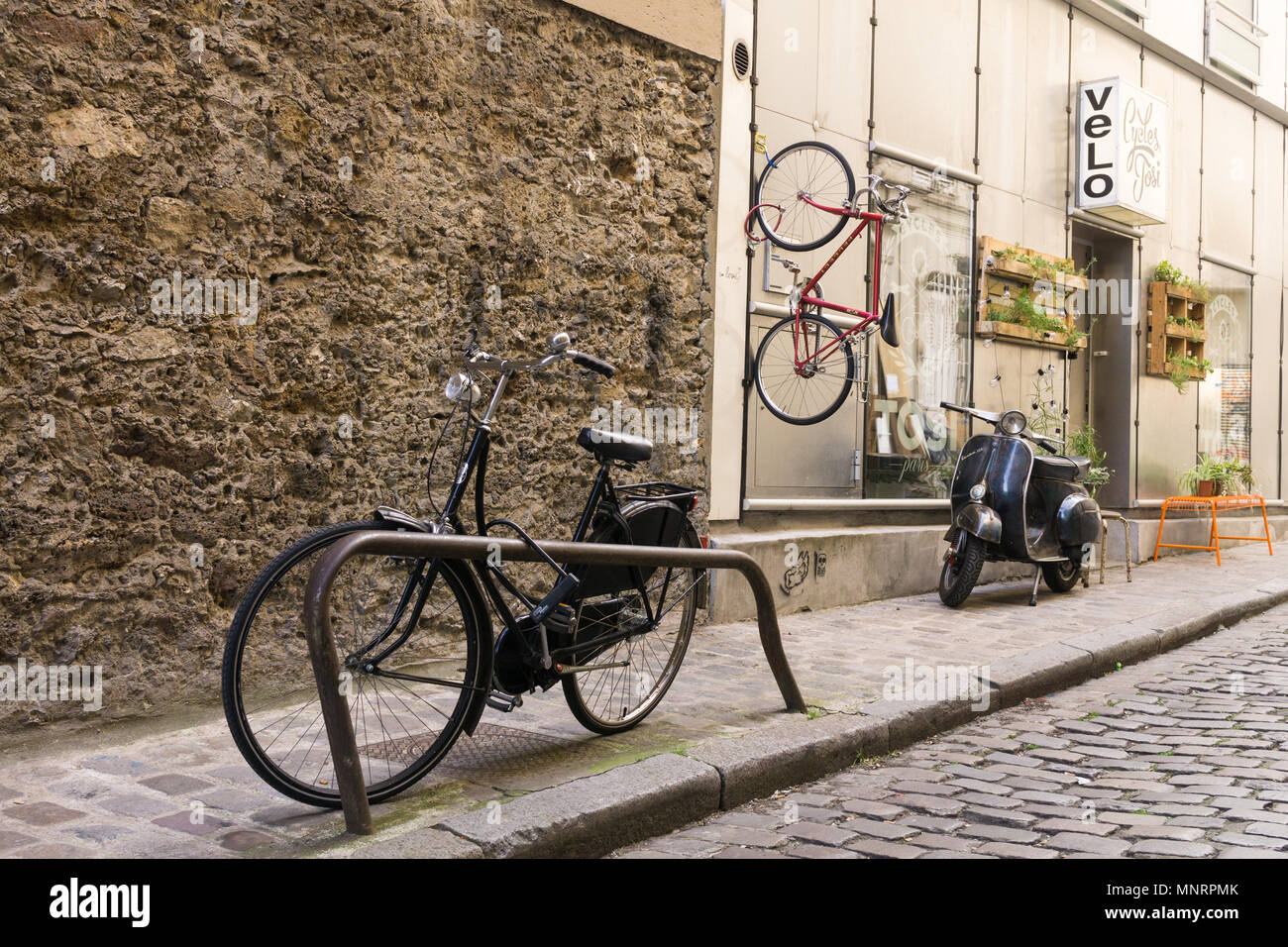 Paris bicycle shop hi-res stock photography and images - Alamy