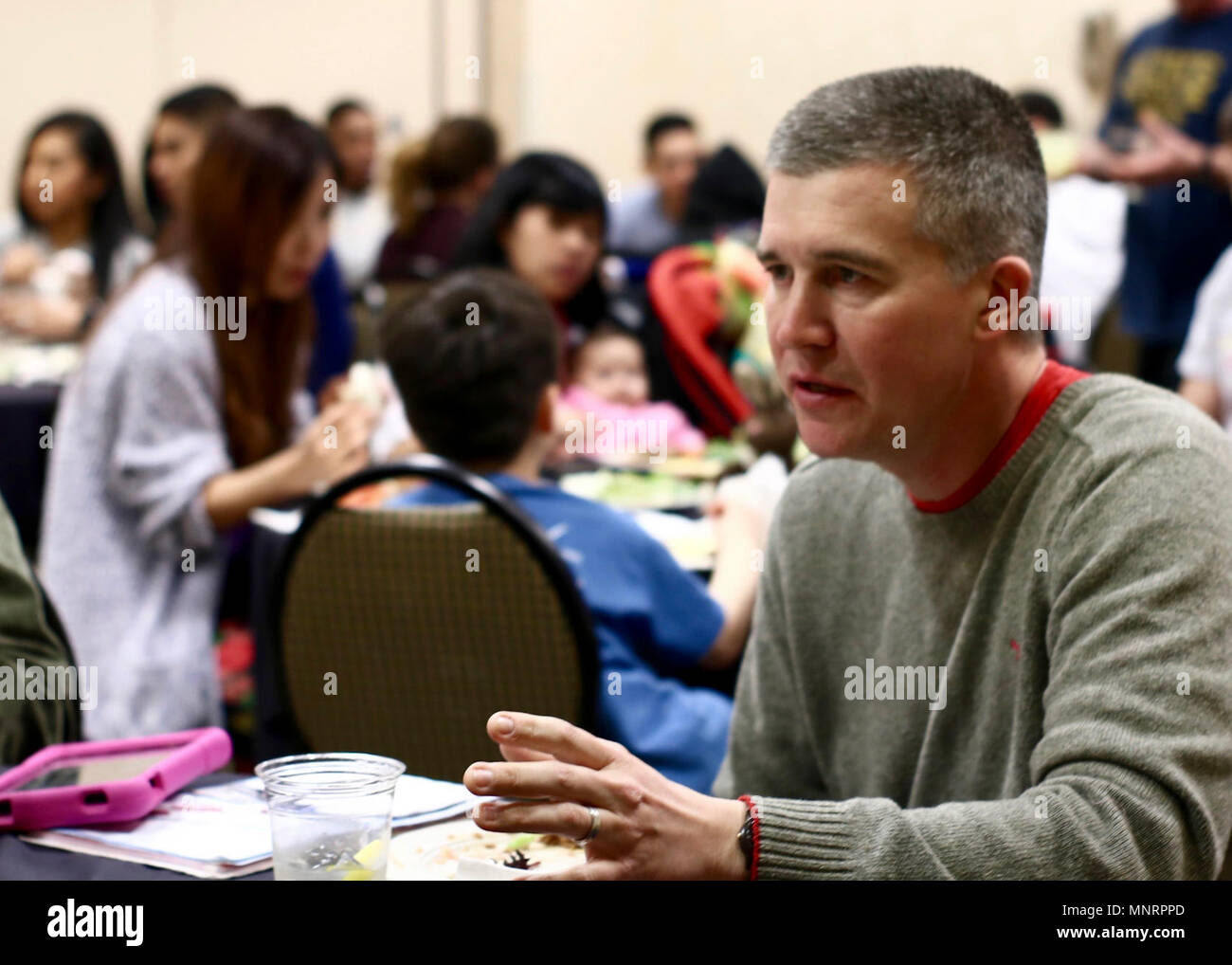 KANSAS CITY, Missouri — Maj. Chris Weinrich, chaplain for 1st Infantry Division Artillery from Saint Louis, Missouri, talks with couples about the different love languages at the DIVARTY Strong Bonds event in Kansas City, Missouri, March 3, 2018. Weinrich mingled with everyone during lunch, offering advice and involving the whole family. (Spc. Berta Morales, 19th Public Affairs Detachment) Stock Photo