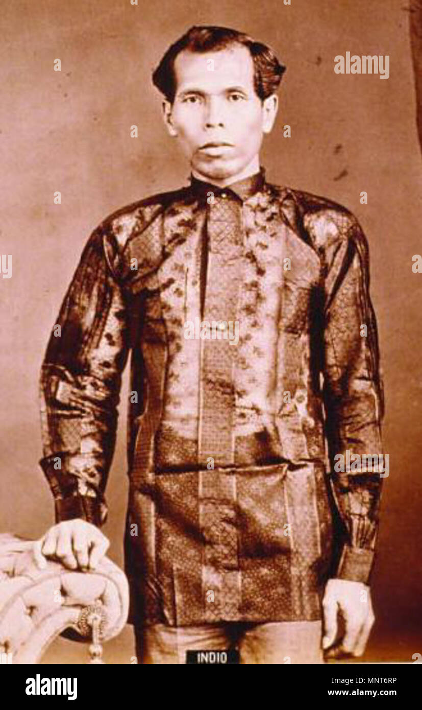 . English: Photograph of a Philippine 'Indio' dressed in 'Baro ng Tagalog' . circa 1870. Biblioteca Nacional de Madrid 983 PHILIPPINE Indio Stock Photo