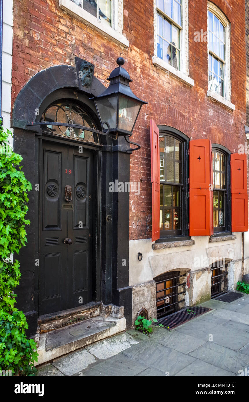 Dennis Severs House Spitalfields London a preserved Huguenot house at 18 Folgate Street in East London, where families of silk weavers lived from 1724 Stock Photo
