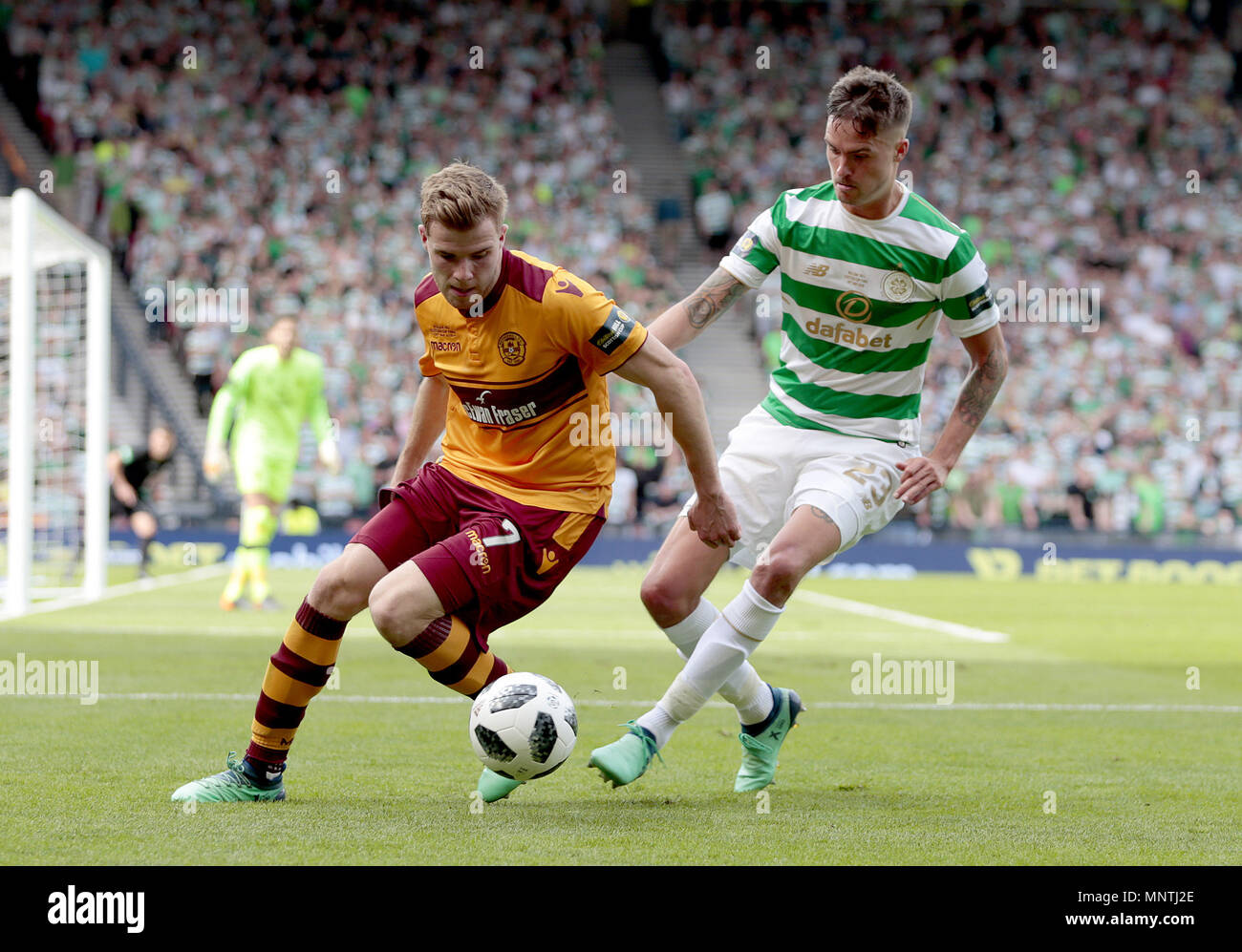 Celtic's Mikael Lustig (right) competes with Motherwell's Chris Cadden during the William Hill Scottish Cup Final at Hampden Park, Glasgow. Stock Photo