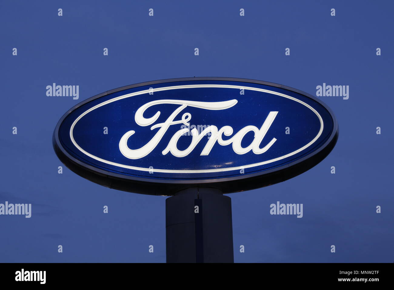 Ford dealership sign illuminated Stock Photo Alamy
