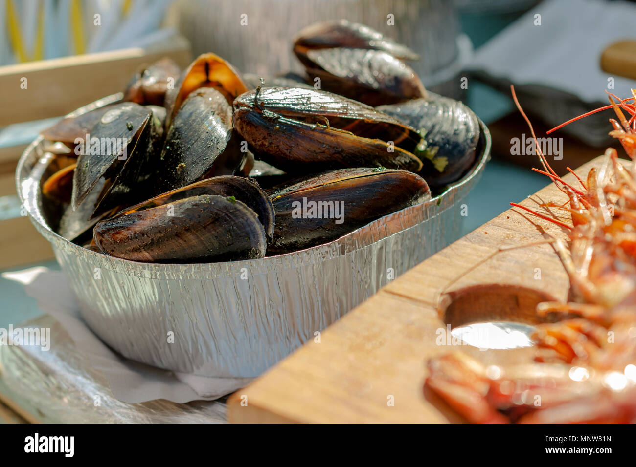 https://c8.alamy.com/comp/MNW31N/fresh-boiled-mussels-in-iron-pan-delicious-seafood-shellfish-food-selective-focus-close-up-MNW31N.jpg