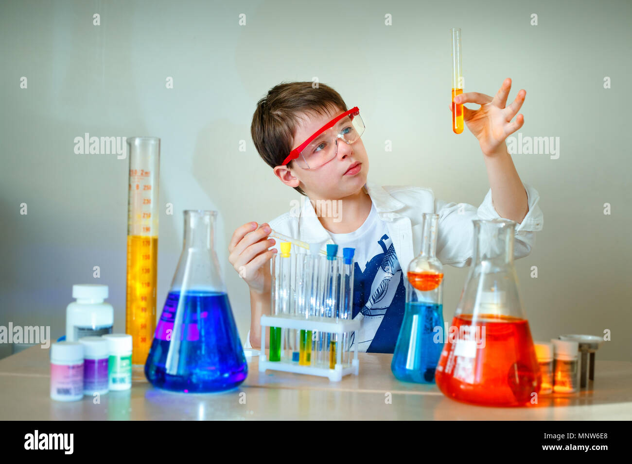 Эксперименты. Комплексный эксперимент картинки. Детская научная деятельность. Ребенок исследует предметы. Make science.