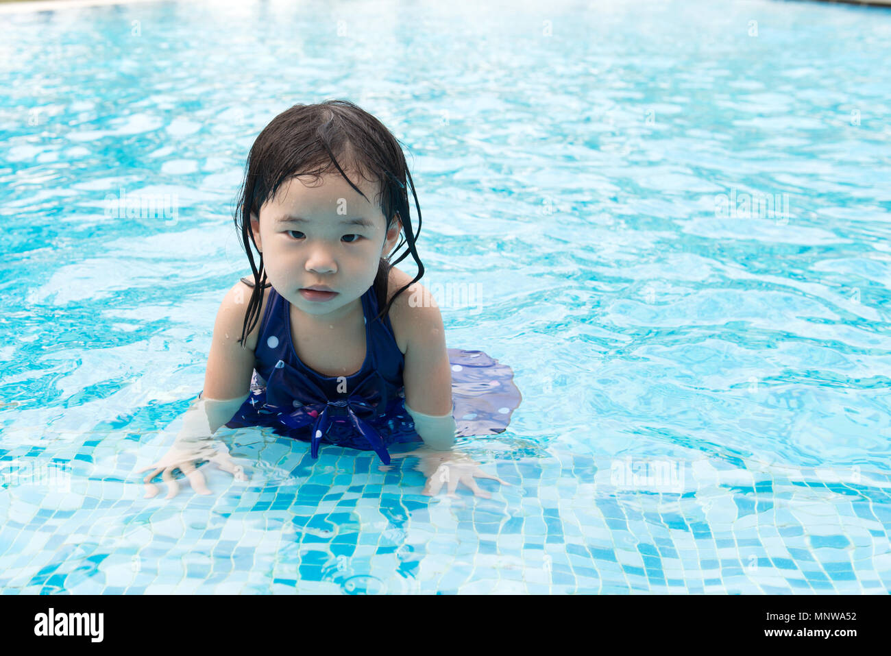Little asia. Азиат в бассейне. Бассейном азиаты. Младенец Азиат в бассейне. Азиат в бассейне маленький.
