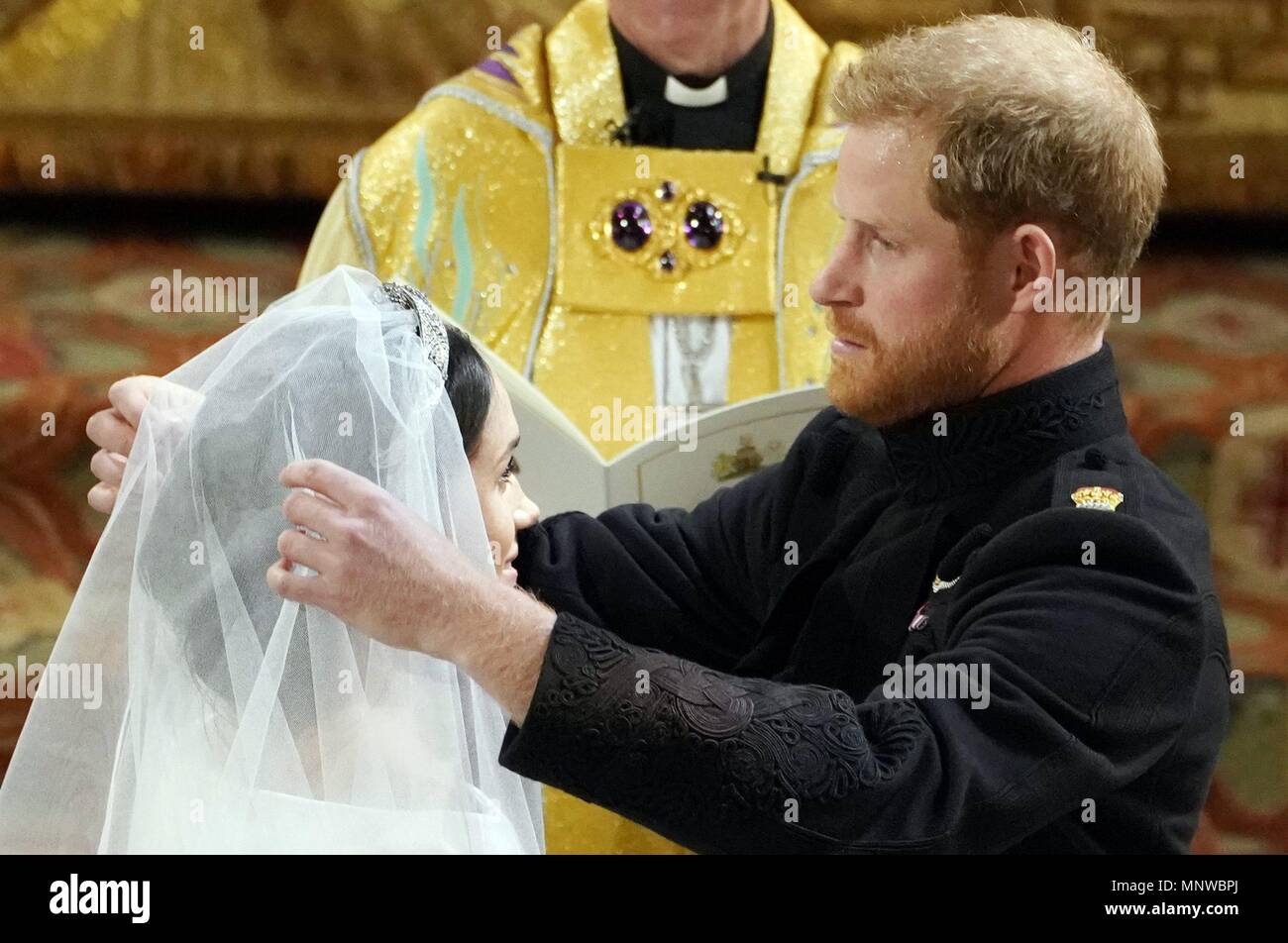 (180519) -- WINDSOR, mayo 19, 2018 (Xinhua) -- El prÃncipe Enrique (d) descubre el velo de Meghan Markle (i), durante su boda real celebrada en la capilla de San Jorge en el Castillo de Windsor, en Windsor, Reino Unido, el 19 de mayo de 2018.  Cordon Press Stock Photo