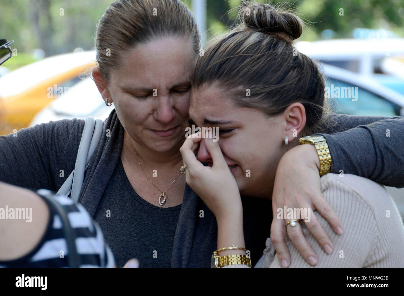 Havana, Cuba. 19th May, 2018. Relatives of the victims of the airplane crash weep outside the Institute of Legal Medicine of Havana in Havana, Cuba, on May 19, 2018. Cuba confirms here on Saturday that 110 were dead from Friday's Boeing 737 crash close to Havana's Jose Marti International Airport. Credit: Joaquin Hernandez/Xinhua/Alamy Live News Stock Photo