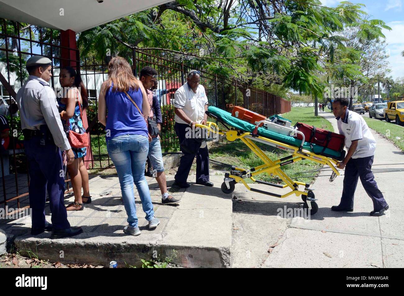 Havana, Cuba. 19th May, 2018. Relatives of the victims of the airplane crash wait at the entrance of the Institute of Legal Medicine of Havana in Havana, Cuba, on May 19, 2018. Cuba confirms here on Saturday that 110 were dead from Friday's Boeing 737 crash close to Havana's Jose Marti International Airport. Credit: Joaquin Hernandez/Xinhua/Alamy Live News Stock Photo