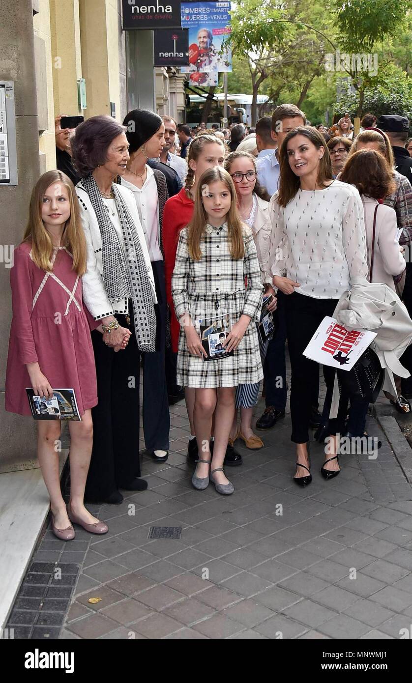 LA REINA SOFIA, LA REINA LETIZIA, LAS INFANTAS JUNTO A IRENE URDANGARIN, VICTORIA FEDERICA Y PALOMA ROCASOLANO DISFRUTAN DEL MUSICAL 'BILLY ELLIOT'    SOFIA DE GRECIA;SOFIA REINA;LETIZIA ORTIZ ROCASOLANO;LETIZIA ORTIZ;LEONOR DE BORBON ORTIZ;SOFIA DE BORBON ORTIZ;VICTORIA FEDERICA DE MARICHALAR Y BORBON;IRENE URDANGARIN DE BORBON;PALOMA ROCASOLANO;  19/05/2018  Queen of Spain Letizia and her daughters Princess Leonor and Infanta Sofia with Queen Emerita Sofia of Greece a leaving the musical 'Billy Elliot' in Madrid on Saturday 19 May 2018.     CordonPress/EP888 Credit: CORDON PRESS/Alamy Live N Stock Photo