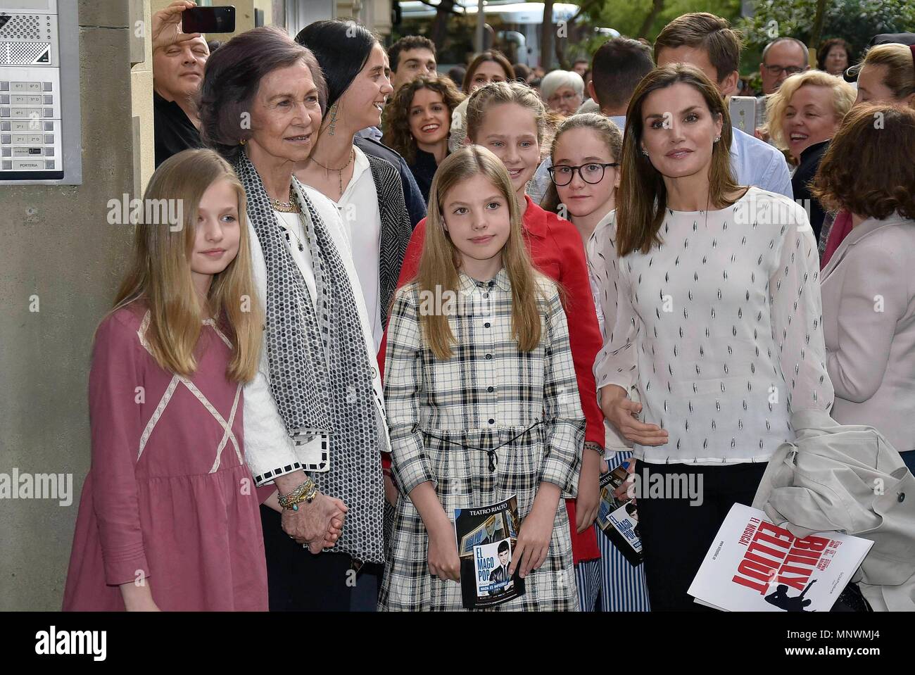 LA REINA SOFIA, LA REINA LETIZIA, LAS INFANTAS JUNTO A IRENE URDANGARIN, VICTORIA FEDERICA Y PALOMA ROCASOLANO DISFRUTAN DEL MUSICAL 'BILLY ELLIOT'    SOFIA DE GRECIA;SOFIA REINA;LETIZIA ORTIZ ROCASOLANO;LETIZIA ORTIZ;LEONOR DE BORBON ORTIZ;SOFIA DE BORBON ORTIZ;VICTORIA FEDERICA DE MARICHALAR Y BORBON;IRENE URDANGARIN DE BORBON;PALOMA ROCASOLANO;  19/05/2018  Queen of Spain Letizia and her daughters Princess Leonor and Infanta Sofia with Queen Emerita Sofia of Greece a leaving the musical 'Billy Elliot' in Madrid on Saturday 19 May 2018.     CordonPress/EP888 Credit: CORDON PRESS/Alamy Live N Stock Photo