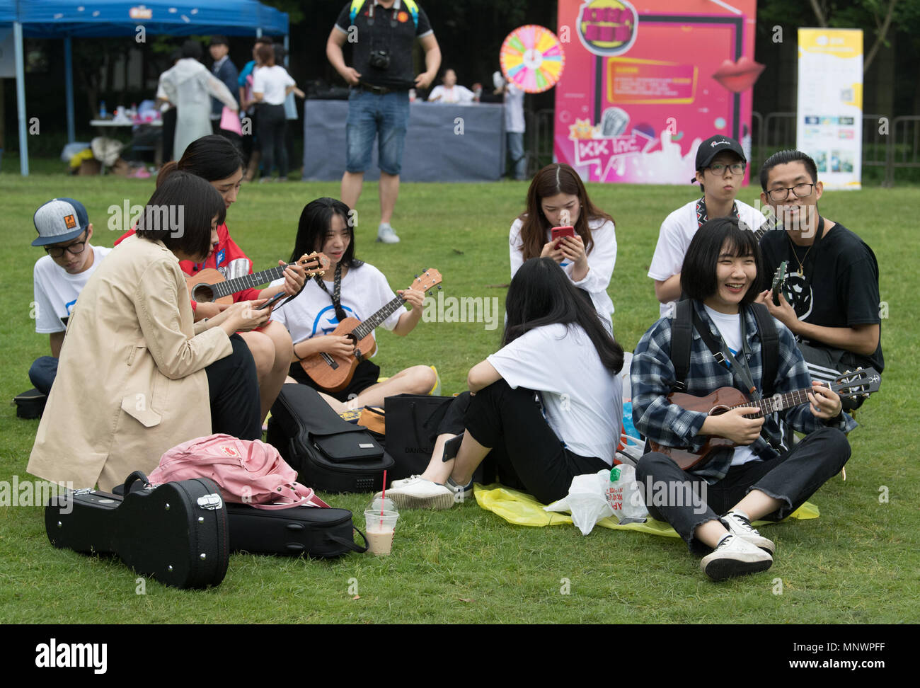 Hangzhou, China's Zhejiang Province. 20th May, 2018. Ukulele enthusiasts communicated with each other in Hangzhou, east China's Zhejiang Province, May 20, 2018. Nearly 20 ukulele performing groups gathered here to attend a carnival on Sunday. Credit: Weng Xinyang/Xinhua/Alamy Live News Stock Photo