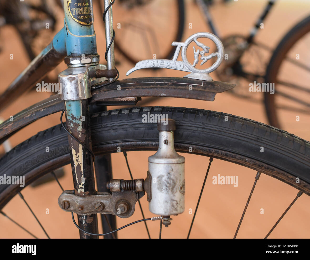 Muellrose, Germany. 20th May 2018. A dynamo on the front wheel of an old bicycle at the 'Tweed Ride'. Around 80 participants took part in the first 'Tweed Ride' in Muellrose. Photo: Patrick Pleul/dpa-Zentralbild/ZB Credit: dpa picture alliance/Alamy Live News Stock Photo