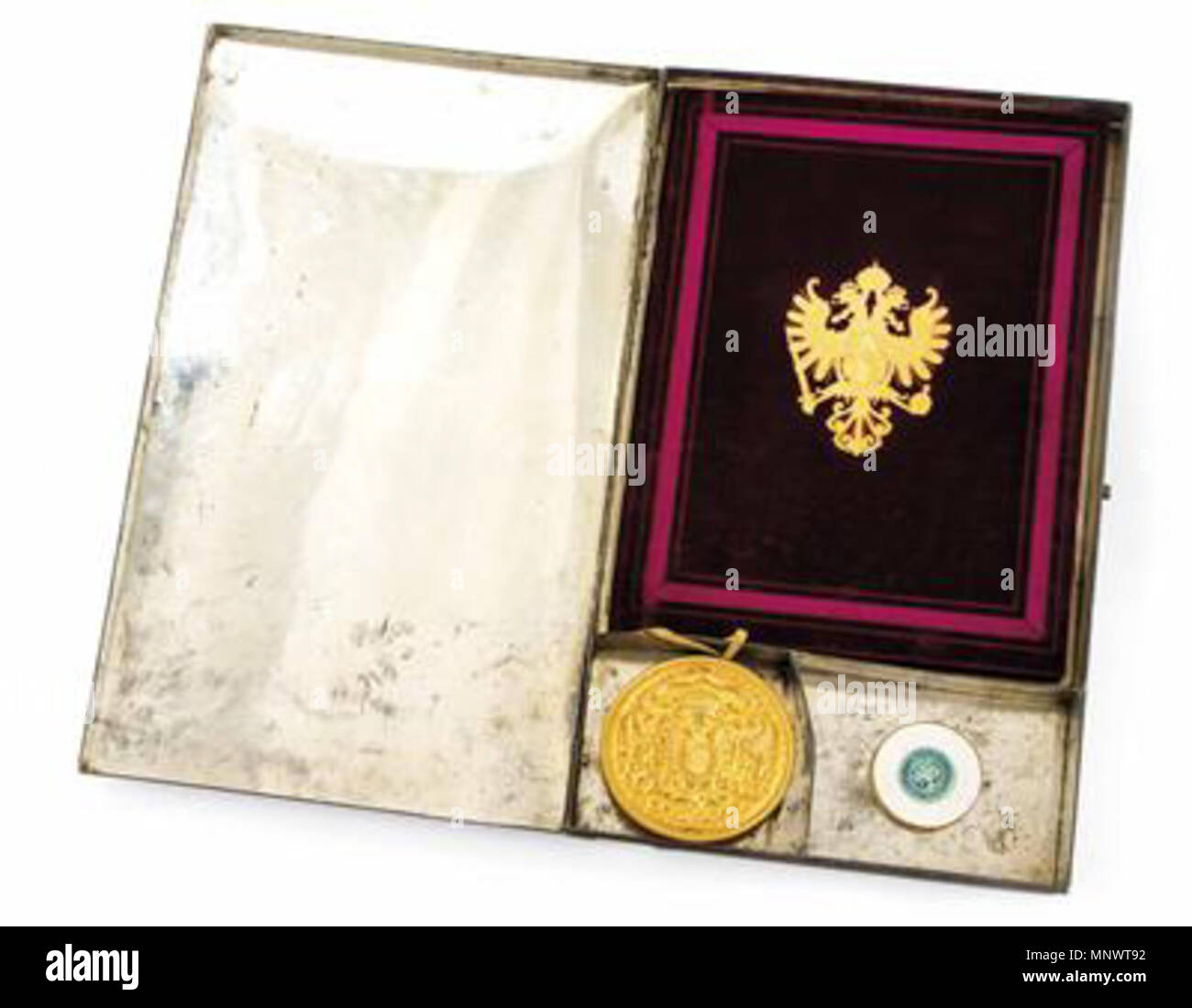 . Deutsch: Ritterstandsdiplom von Franz Joseph I. (Kaiser von Österreich, 1830-1916) für Carl von Czadek (geb. 1831 Krchleb, Böhmen), der sich um die Konstruktion, Erzeugung und Beschaffung des Artillerie-Materials 'M.1875' verdient gemacht hatte. Ausgestellt in Wien am 4. September 1878, eigenhändige Unterschrift des Kaisers und des Ministerpräsidenten Fürsten Adolph von Auersperg. 4 Blatt Pergament, farbige Wappenmalerei von Carl Boess, teils goldgehöhte Schrift auf ornamentalheraldischem lithografischem Druck. Lilafarbener Samteinband mit goldgeprägtem Doppeladler, ca. 39 x 29 cm, anhängend Stock Photo