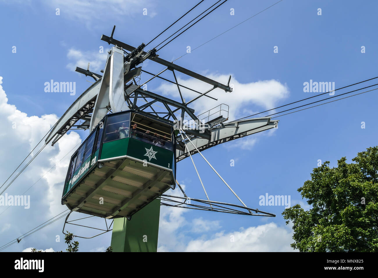 GATLINBURG-AUGUST 8: Aerial Tramway Ober Gatlinburg with tourist in Gatlinburg, Tennessee, USA on August 8, 2016. Stock Photo