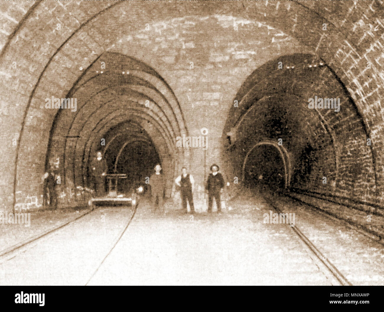 . English: Simplon tunnel - passing loop Čeština: Simplonský tunel ...