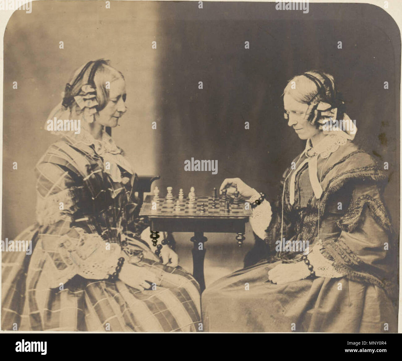 . Русский: Lewis Carroll (1832-1898). Two of Lewis Carroll's aunts, Margaret Anne and Henrietta Mary Lutwidge, playing chess, Summer 1859 . 1 May 2017. Lewis Carroll (1832-1898) 1209 Two of Lewis Carroll's aunts, Margaret Anne and Henrietta Mary Lutwidge, playing chess Stock Photo