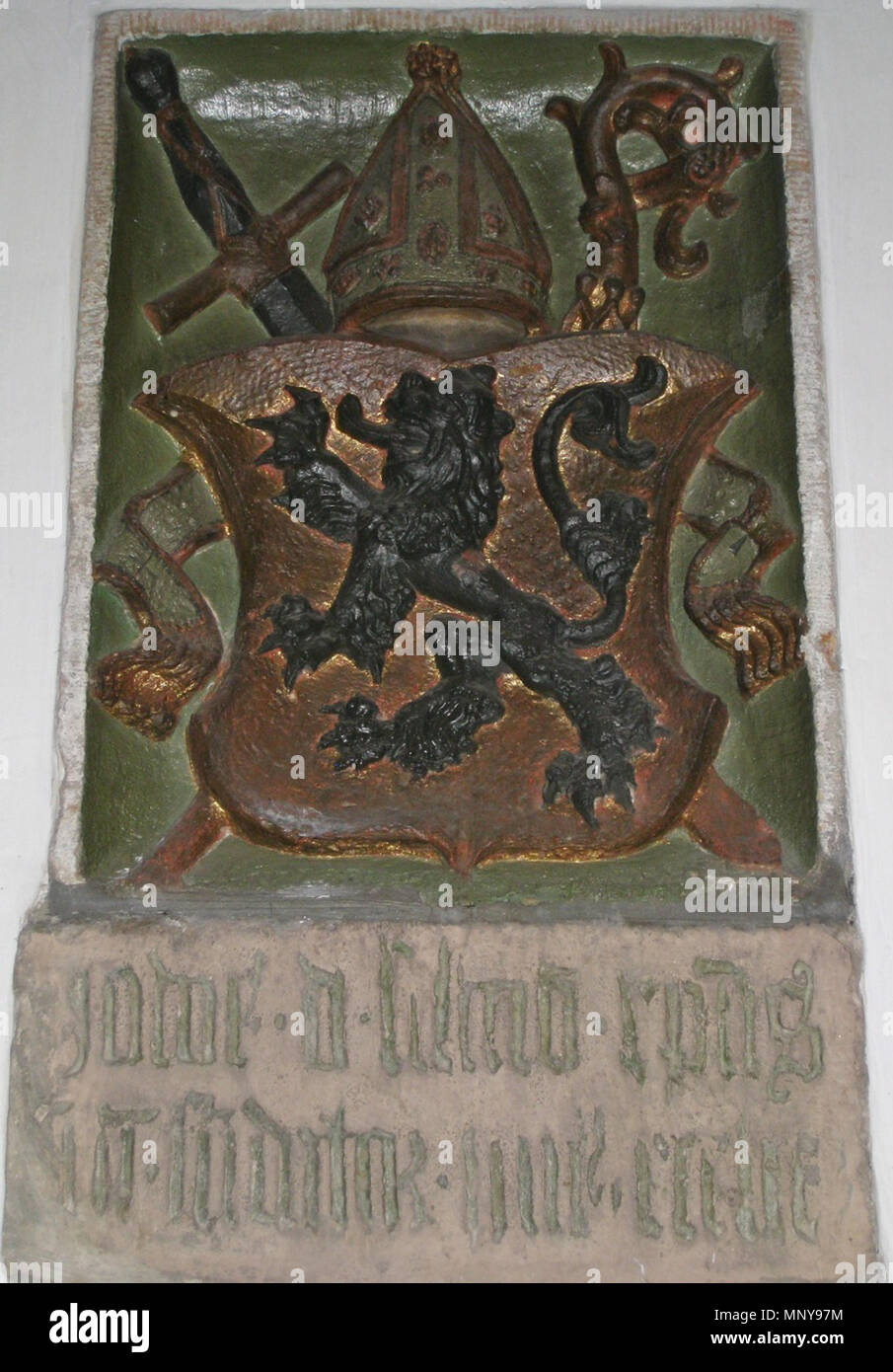 . Deutsch: Wappentafel des Jodocus von Silenen im alten Chor der von ihm gegründeten Pfarrkirche Leukerbad (Relief bemalt: steigender Löwe mit den bischöflichen Insignien Schwert, Mitra und Bischofsstab). Inschrift in gotischer Textura (Abkürzungen aufgelöst): Jodocus de silinon episcopus // ?et fundator huius ecclesie. Deutsch: Jodocus von Silenen, Bischof und Gründer dieser Kirche. Français : Jodocus de Silenen, évêque et fondateur de cette église . circa 1500. Unknown 1251 Wappen des Jost von Silenen Stock Photo