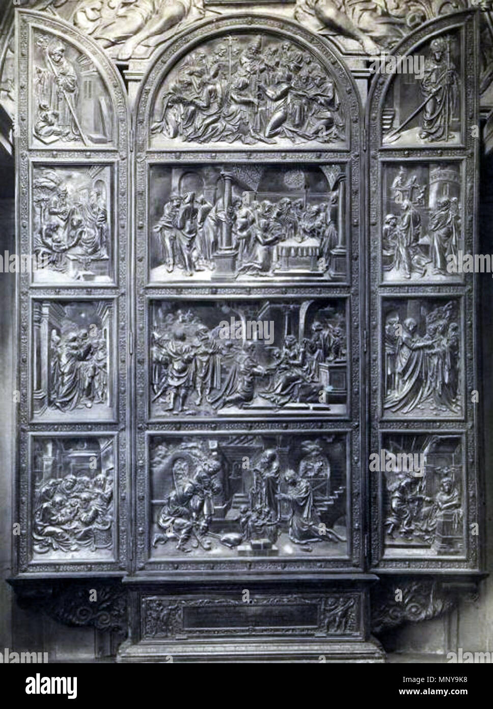 English: Altar in the Sigismund Chapel - opened. Polski: Ołtarz w Kaplicy Zygmuntowskiej - otwarty.   1531-1538.   1253 Wawel Silver altar opened Stock Photo