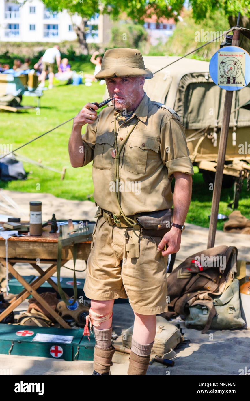 Couleurs des uniformes france libre en Afrique ? Salute-to-the-40s-popular-nostalgic-event-man-from-the-re-enactor-desert-rats-group-standing-wearing-north-african-uniform-and-smoking-a-pipe-MP0PBG