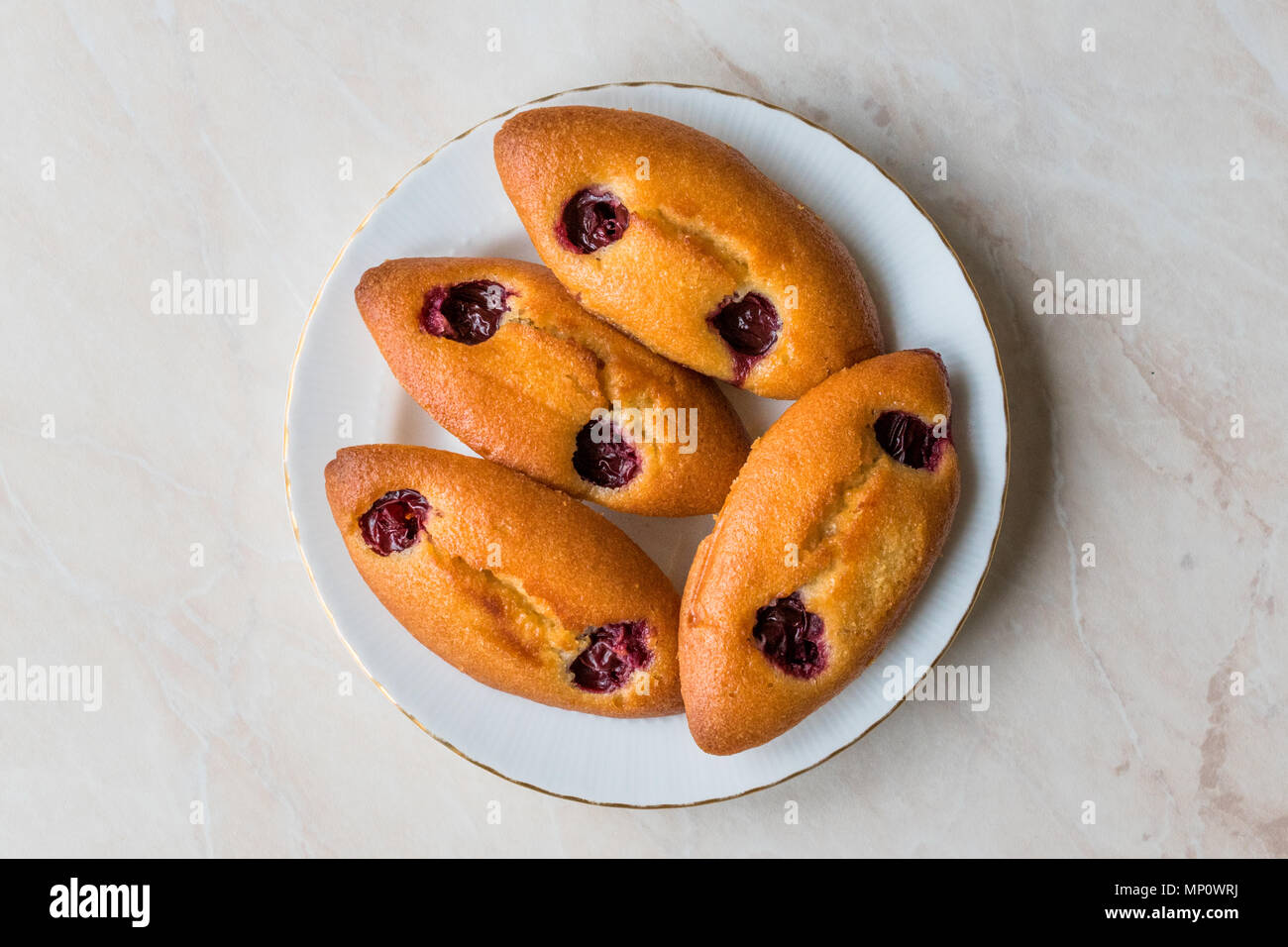 Bagno turco Mekik Kek / Mini torte con Cherry. I cibi tradizionali Foto  stock - Alamy