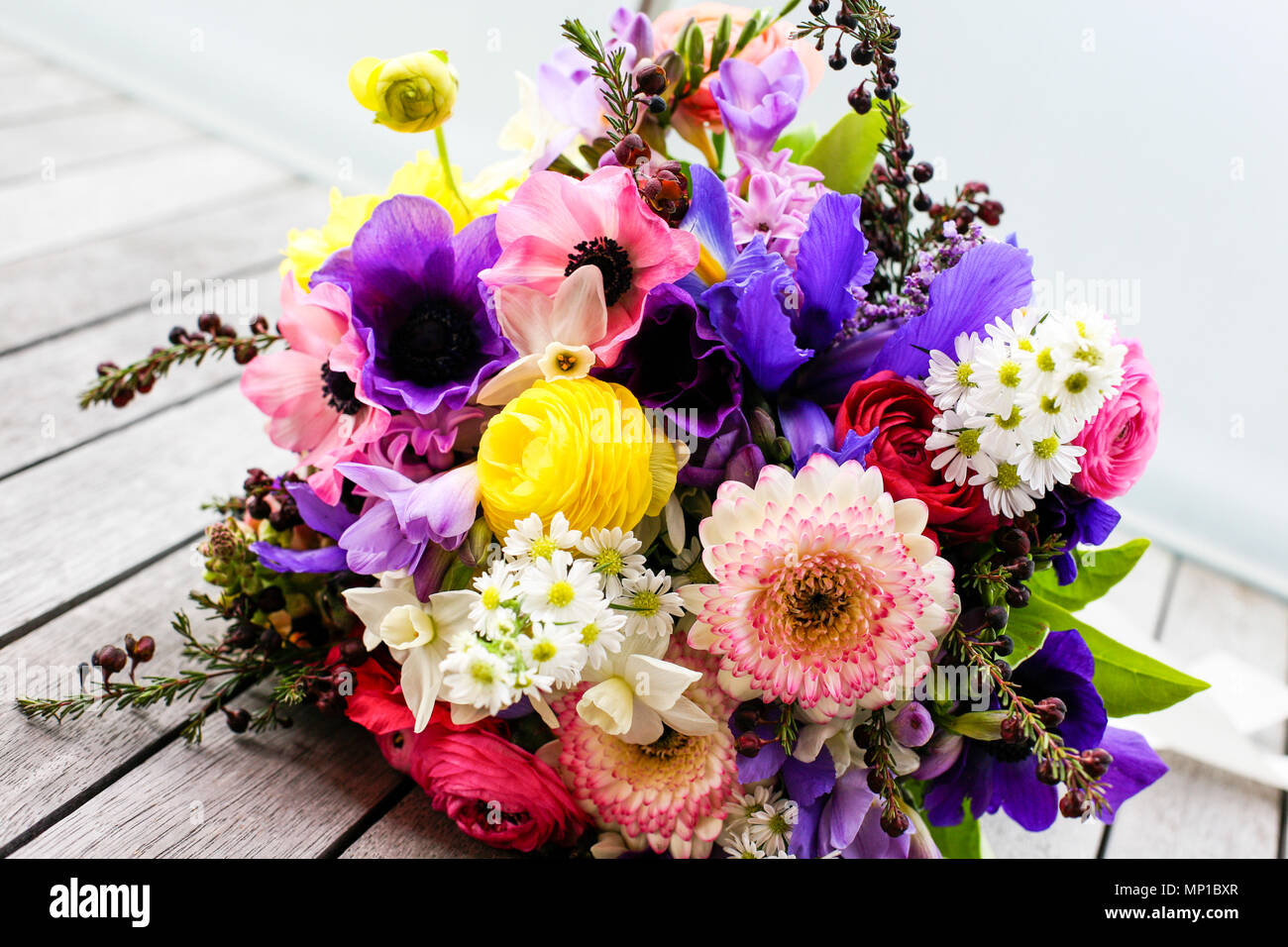 iris Gerbera anemone Daisy lysanthus daisy chamomile home decor flowers bouquet arrangement ceremony wedding colormix happy vibrant Stock Photo