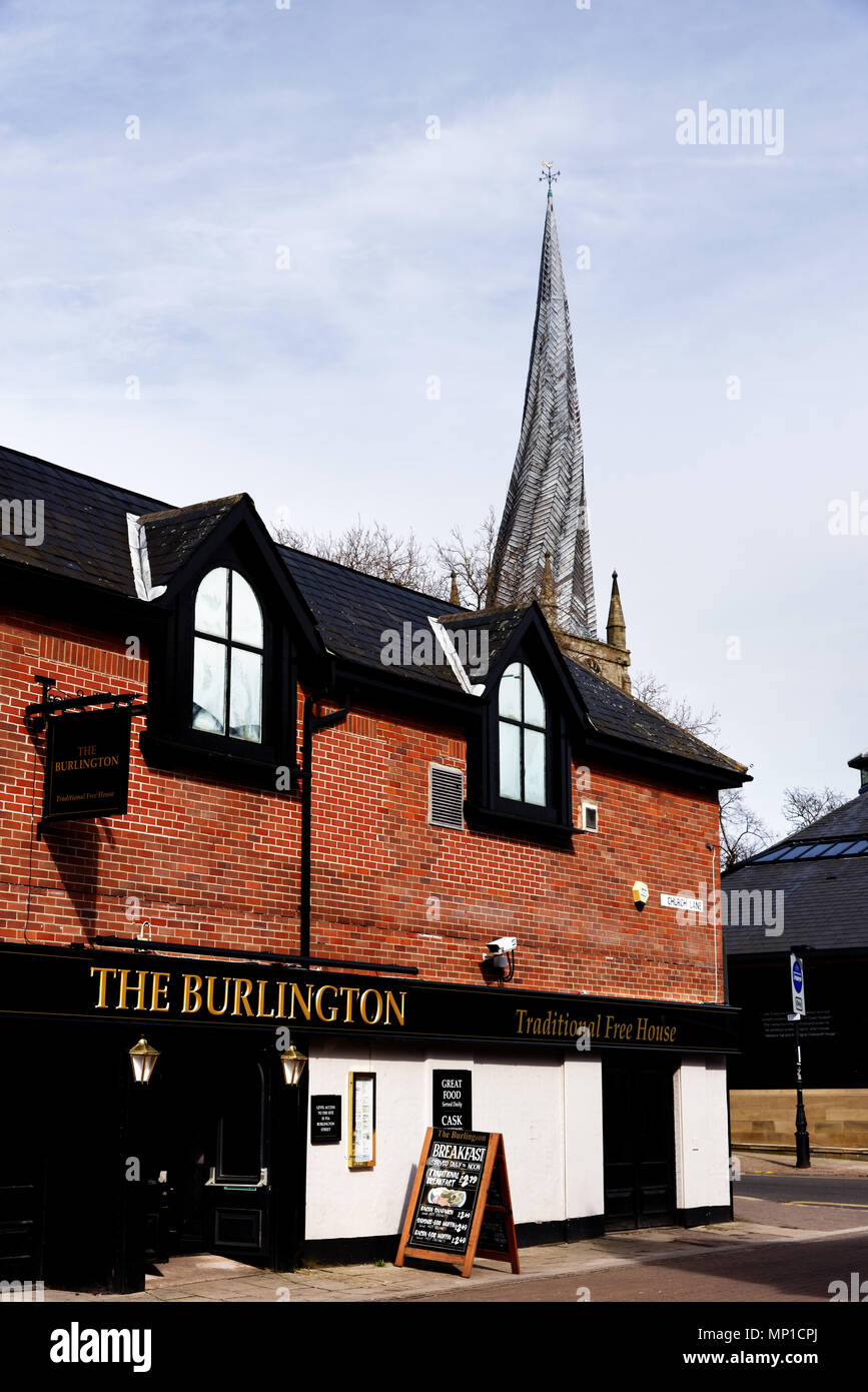 The Burlington pub in Chesterfield with the famous twisted spire of the parish church beyond Stock Photo