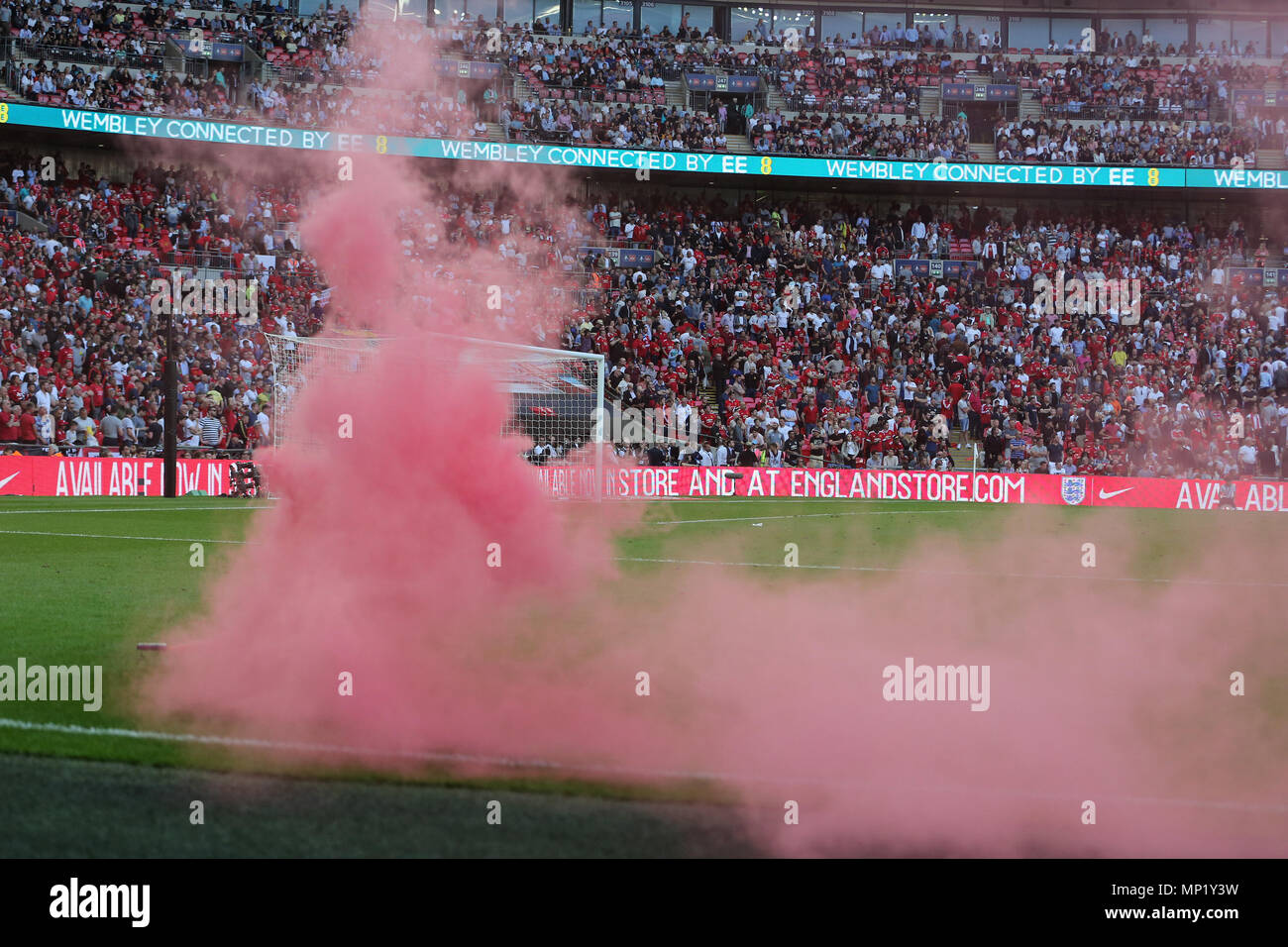 London, UK. 19th May 2018. a smoke bomb is thrown onto the pitch at full time. The Emirates FA Cup final 2018,  Chelsea v Manchester United at Wembley Stadium in London on  Saturday 19th May 2018.  this image may only be used for Editorial purposes. Editorial use only, license required for commercial use. No use in betting, games or a single club/league/player publications. pic by Andrew Orchard/Andrew Orchard sports photography/Alamy Live news Stock Photo