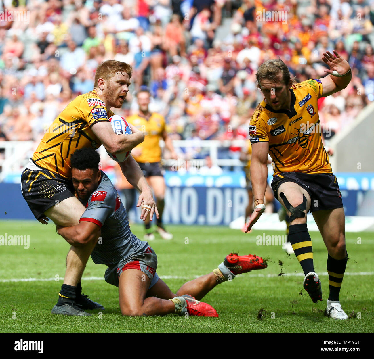 St James Park, Newcastle, UK. 20th May, 2018. Dacia Magic Weekend of Rugby League; Salford Red Devils versus Catalan Dragons; Kris Welham of Salford Red Devils is tackled by Jodie Broughton of Catalan Dragons with Logan Tomkins of Salford Red Devils taking evasive action Credit: Action Plus Sports/Alamy Live News Stock Photo