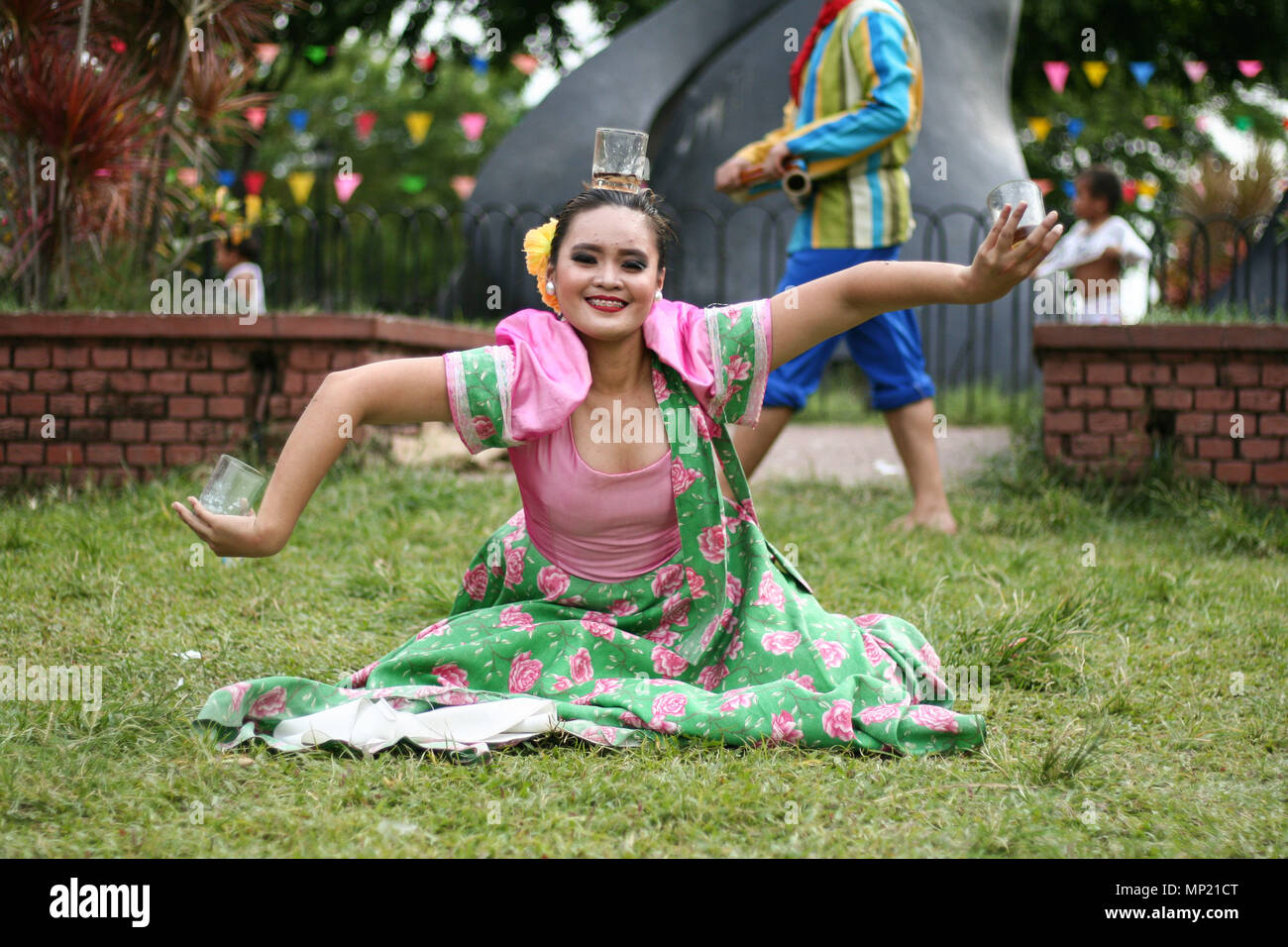 Philippines. 20th May, 2018. Dancers perform Filipino dances wearing
