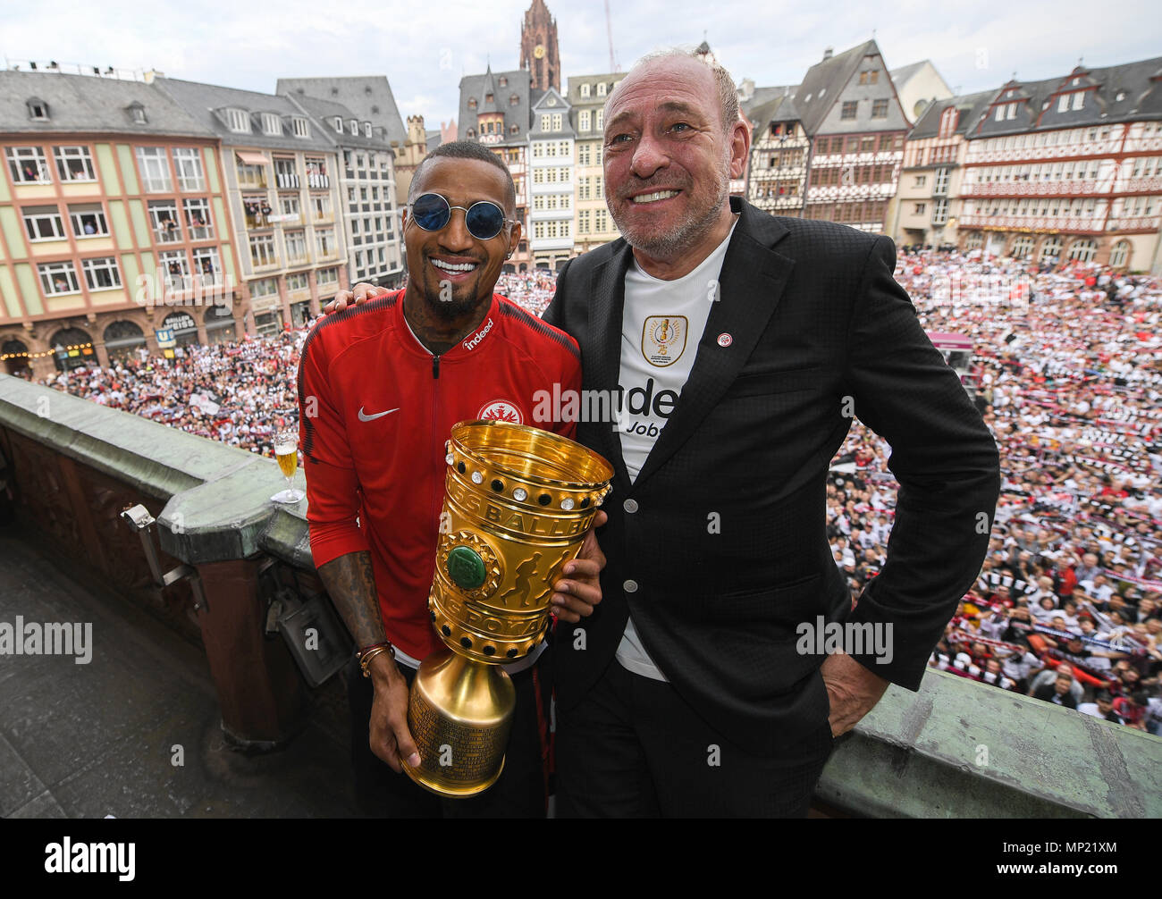 Frankfurt am Main, Germany. 20th May 2018.  Eintracht Frankfurt's Kevin-Prince Boateng (L) and Peter Fischer, president of Eintracht Frankfurt, hold the cup while standing on the balcony of the Roemer (city hall). The Roemerberg with thousands of fans is smoky due to pyrotechnics. Eintracht Frankfurt won the final of the German DFB Cup 3:1 against FC Bayern Munich on 19 May 2018. Photo: Andreas Arnold/dpa Credit: dpa picture alliance/Alamy Live News Credit: dpa picture alliance/Alamy Live News Credit: dpa picture alliance/Alamy Live News Credit: dpa picture alliance/Alamy Live News Stock Photo