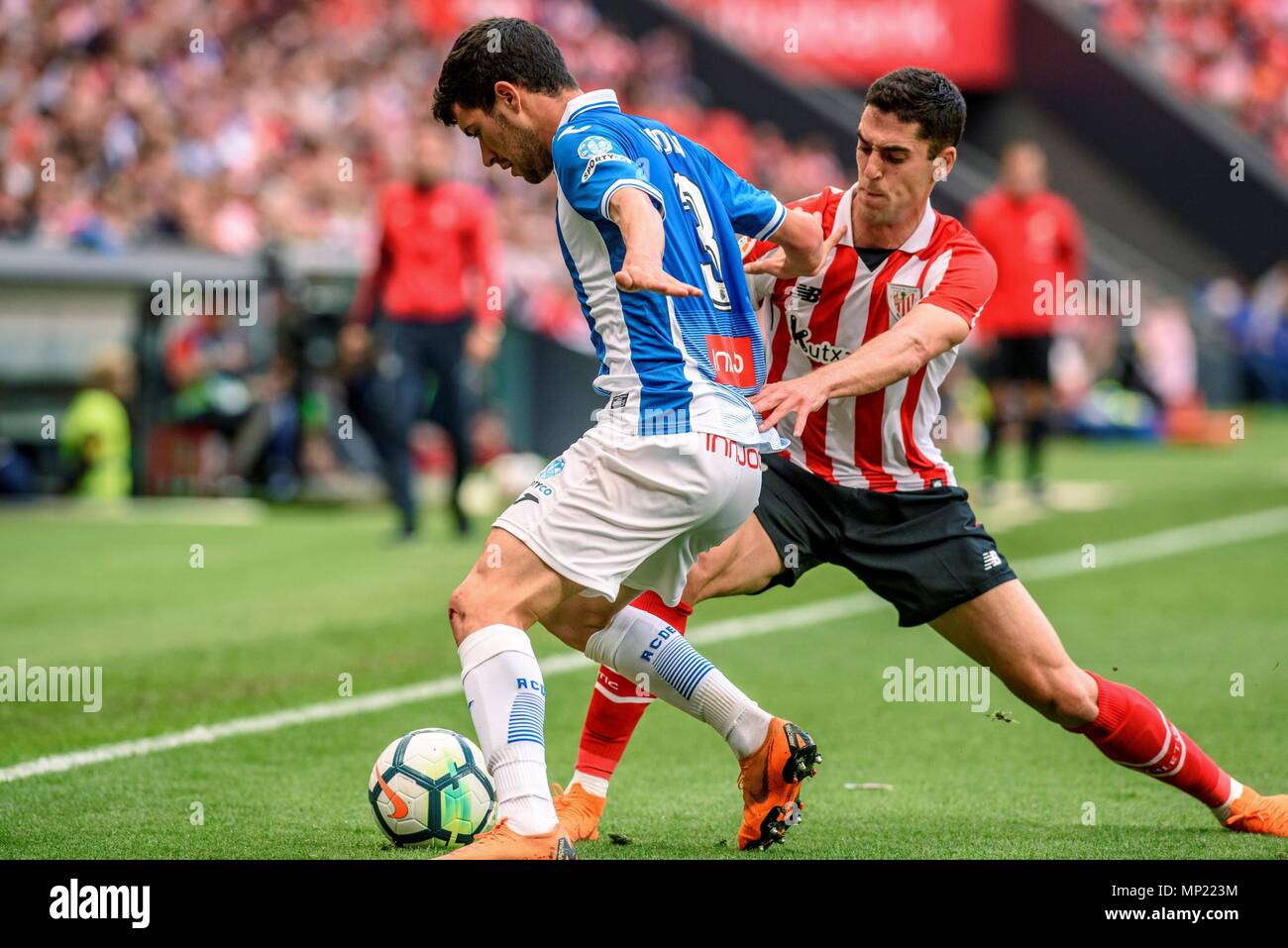 Bilbao, Spain. 20th May 2018. Athletic Bilbao's Sabin Merino (R) vies for  the ball against Espanyol's
