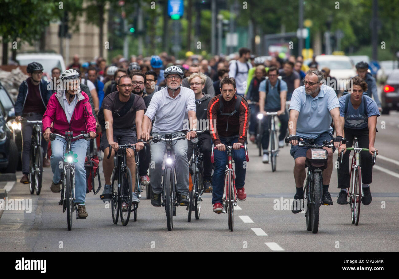 11 May 2018, Germany, Frankfurt am Main: A large group to cyclists drive on the streets of the inner city. They form a part of the 'Critical Mass' in Frankfurt. The movement occurs in many cities of the world. 'Critical Masses' are basically large groups of cyclists who meet up and drive around the city for a couple of hours. Their goal is to captivate the general attention and protest against the dominance of motorised vehicles. Photo: Frank Rumpenhorst/dpa Stock Photo