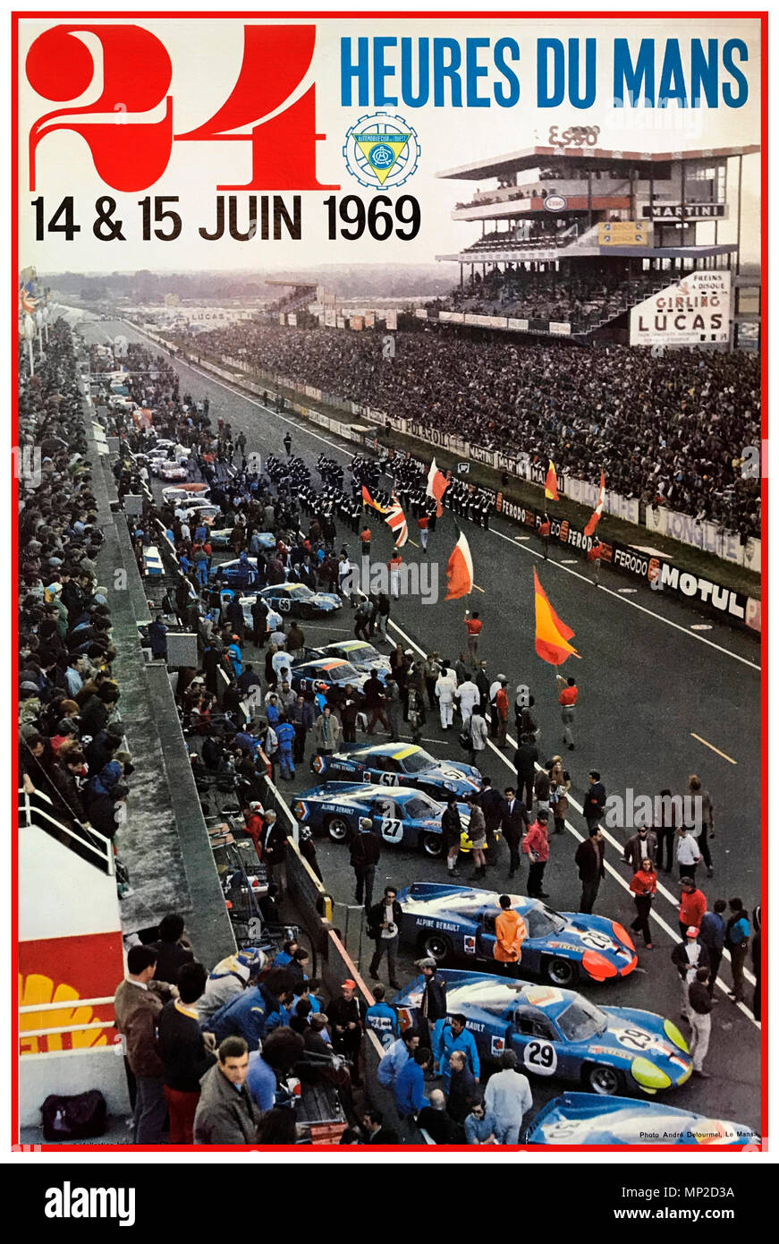Le Mans 1969 Programme Cover featuring the traditional pit start racing start 14-15th June 1969 Stock Photo