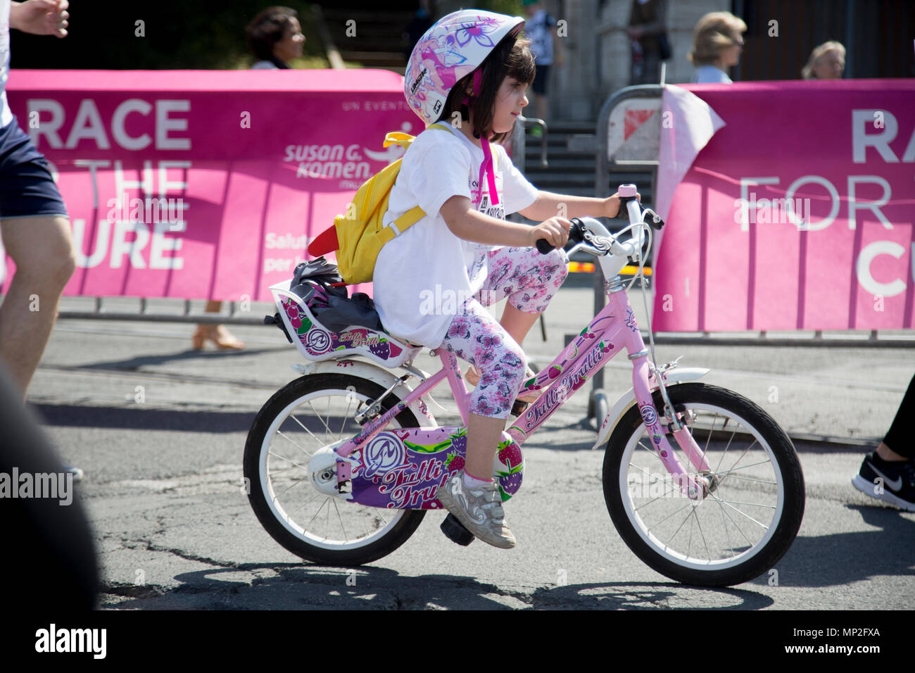 Rome, Italy. 20th May, 2018. The pink marathon in favor of cancer research organized by Susan G. Komen has invaded the streets of Rome. The godmothers of the event the actresses Maria Grazia Cucinotta and Rosanna Banfi. Guests of the event, the mayor of Rome Virginia Raggi, the president of Regione Lazio Nicola Zingaretti, the president of Coni Giovanni Malagò. Credit: Stefano Cappa/Pacific Press/Alamy Live News Stock Photo