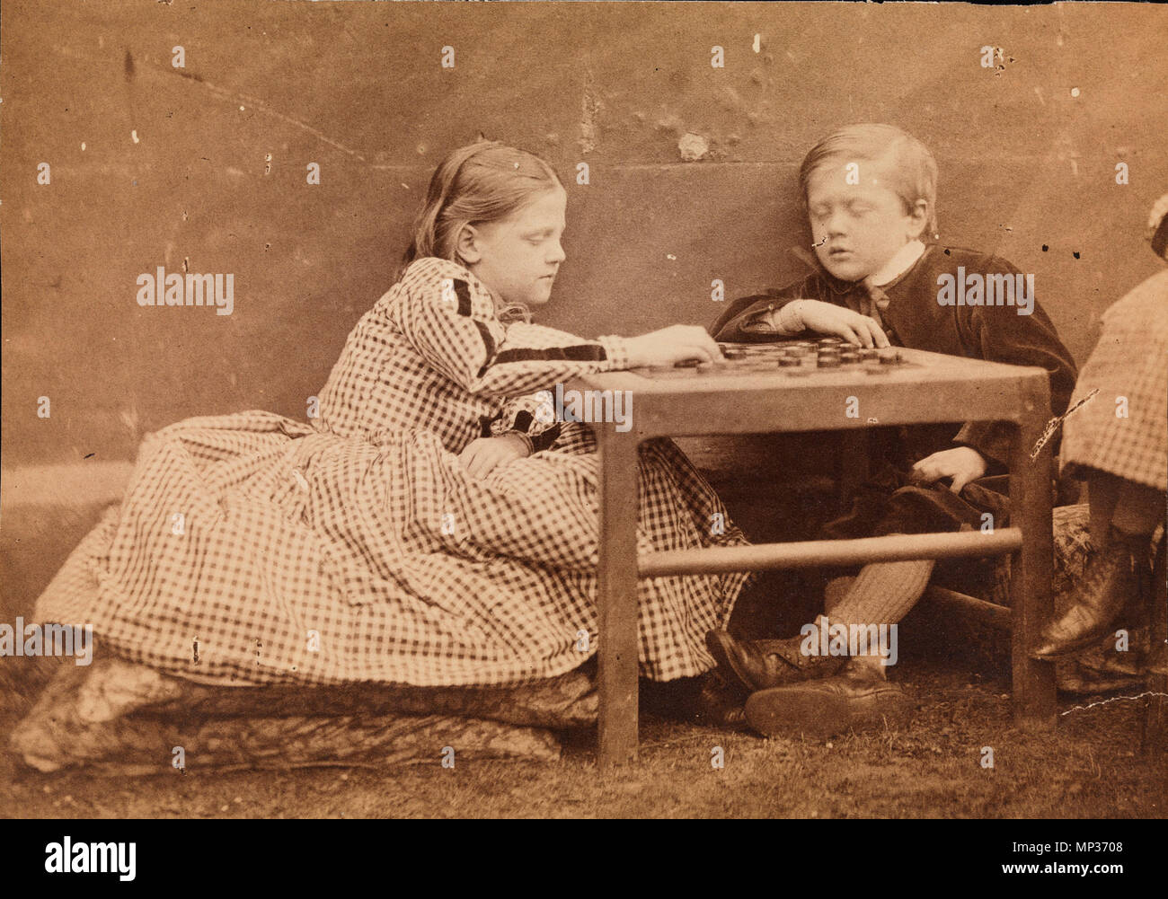 . Русский: Lewis Carroll (1832-1898). The Game of Draughts Charlotte Edith Denman Arthur Denman and Grace Denmans . 4 August 2010, 15:11:19. Lewis Carroll (1832-1898) 932 NO09-Dodgson-The-Game-of-Draughts-Charlotte-Edith-Denman-Arthur-Denman-and-Grace-Denmans-legs Stock Photo