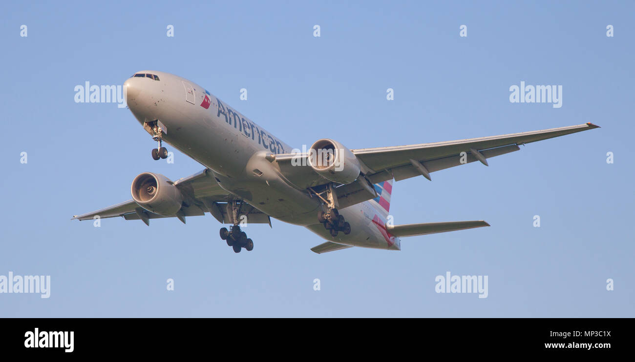 American Airlines Boeing 777 N760AN on final approach to London-Heathrow Airport LHR Stock Photo
