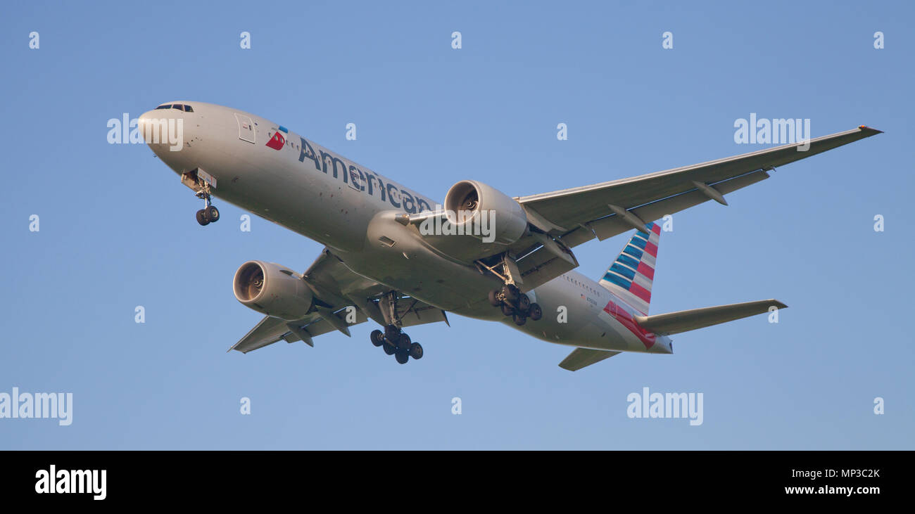 American Airlines Boeing 777 N760AN on final approach to London-Heathrow Airport LHR Stock Photo