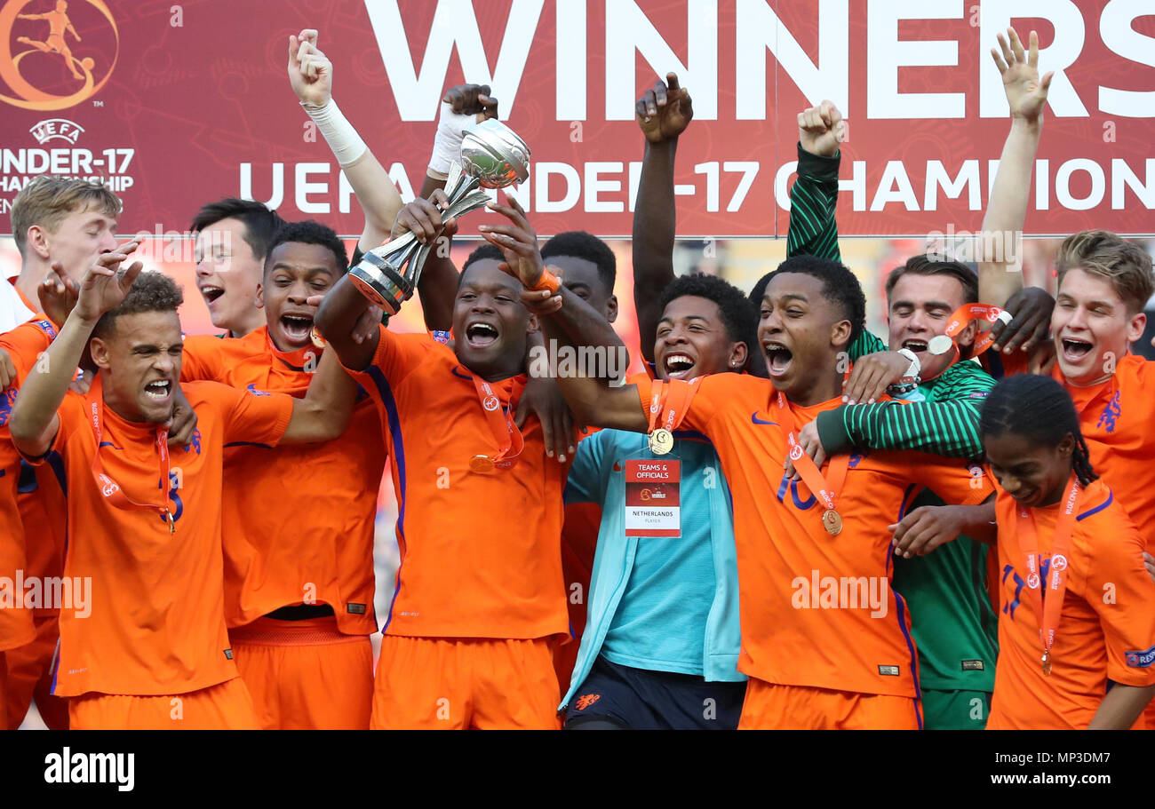 Netherlands players celebrate defeating Italy 41 on penalties during