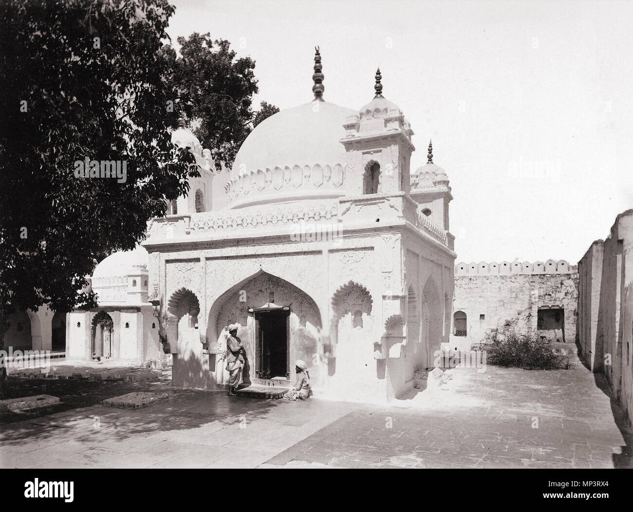 . English: Dargah of Zar Zari Baksh from the inner courtyard, from the Curzon Collection: 'Views of Caves of Ellora and Dowlatabad Fort in H.H. the Nizam's Dominions' taken by Deen Dayal in the 1890s. Rauza or Khuldabad. Zar Zari Bakhah’s tomb contains many relics including a circular steel mirror on a pedestal presented by Tana Shah of Golconda. 1890.   Lala Deen Dayal  (1844–1905)     Alternative names Raja Deen Dayal  Description Indian photographer  Date of birth/death 1844 5 July 1905  Location of birth/death Sardhana Mumbai  Authority control  : Q1182338 VIAF: 94369161 ISNI: 0000 0000 81 Stock Photo
