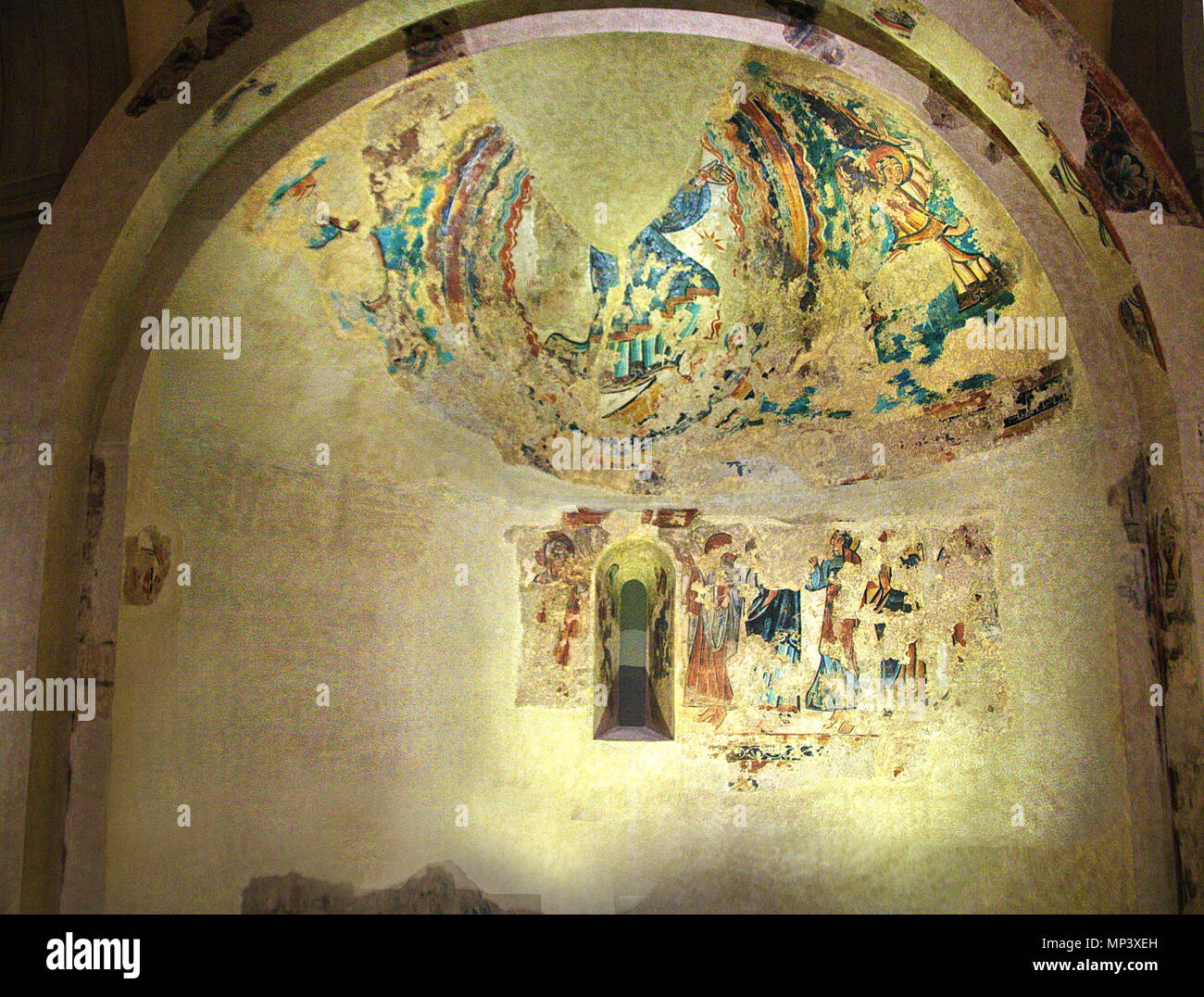 Absis de Santa Maria de Mur . De la decoració mural de l’església, el MNAC posseeix les pintures de l’absis lateral, així com una columna de l'absis central, el qual es conserva al Fine Arts Museum de Boston. A més hi ha restes in situ. Procedeixen de l'església de l'antiga canònica agustiniana de Santa Maria de Mur (Castell de Mur, Pallars Jussà). 1150.  ca:user:amadalvarez, Date=2012-07-30 10:52:18 1139 StaMaria Mur MNAC-068710CJT 0002 collage Stock Photo